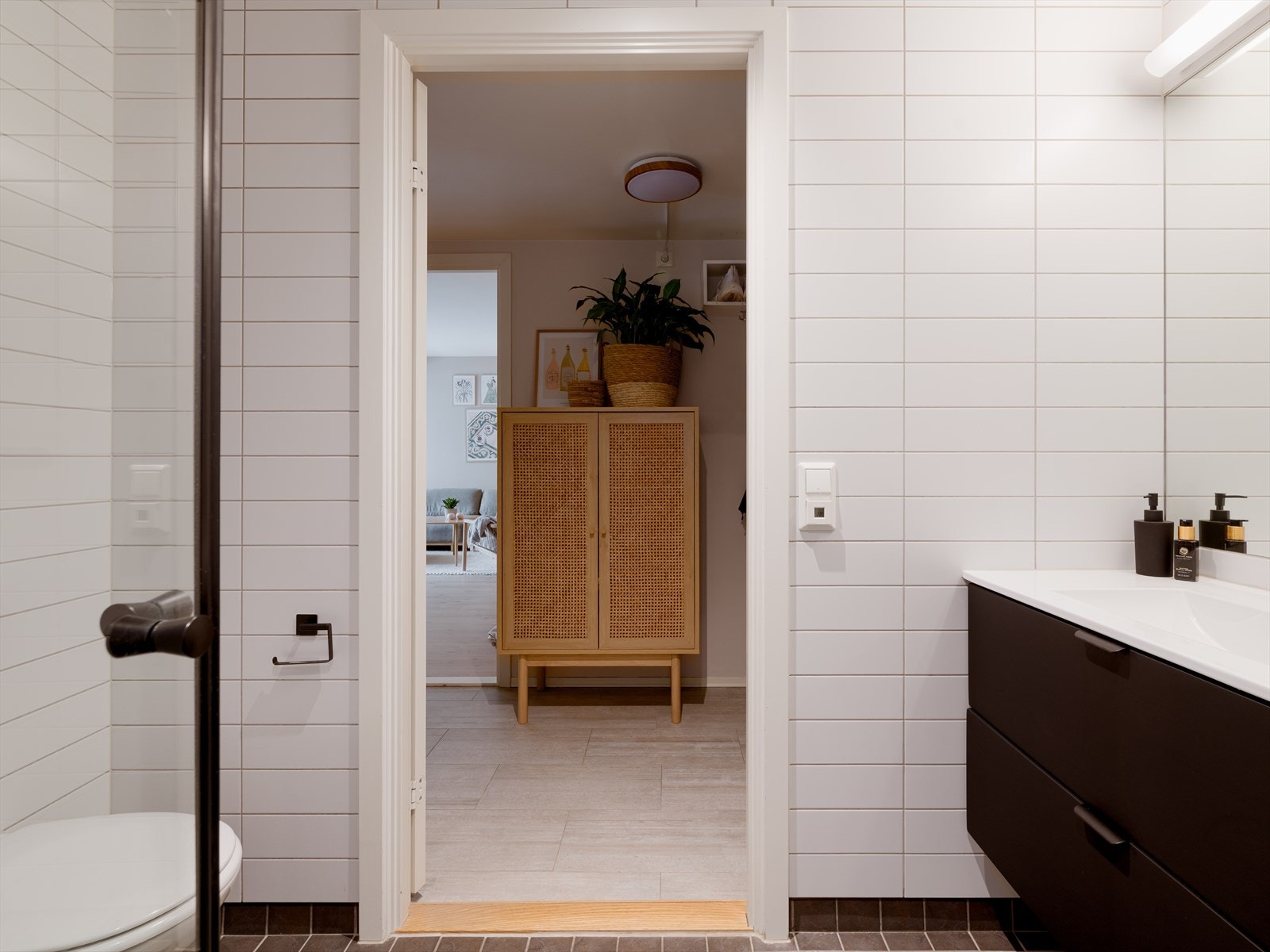 Badet er videre utstyrt med vegghengt toalett og har opplegg for vaskemaskin. Galleribilde