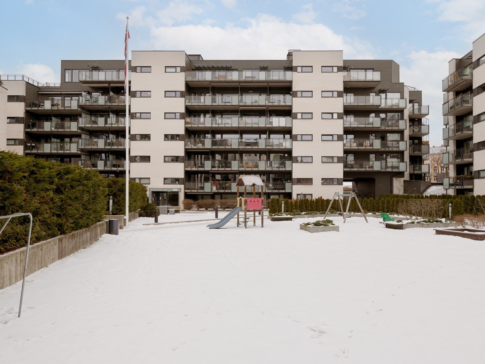 Leiligheten er beliggende i et bygg fra 2012 med moderne fasiliteter som heis, balansert ventilasjon og fjernvarme. Galleribilde