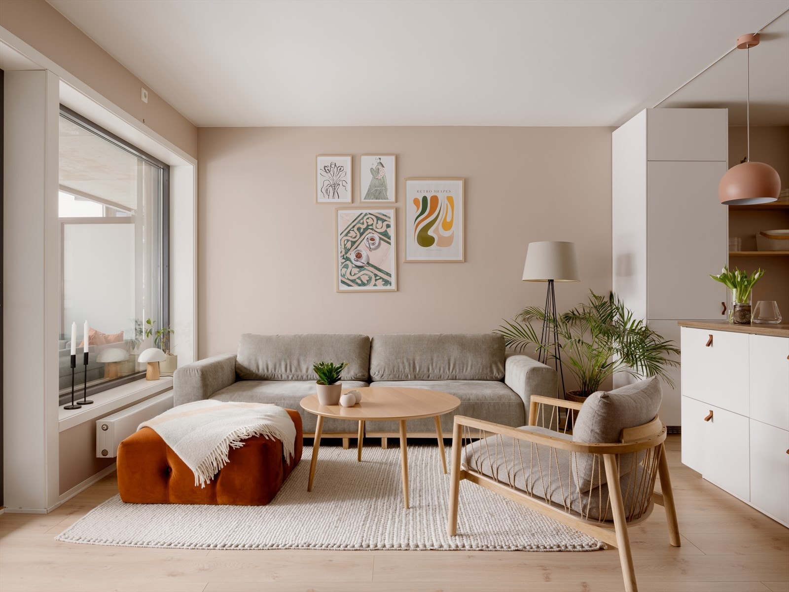 De store vindusflatene og den gode takhøyden på ca. 2,53 meter sørger for en lys og luftig følelse. Galleribilde