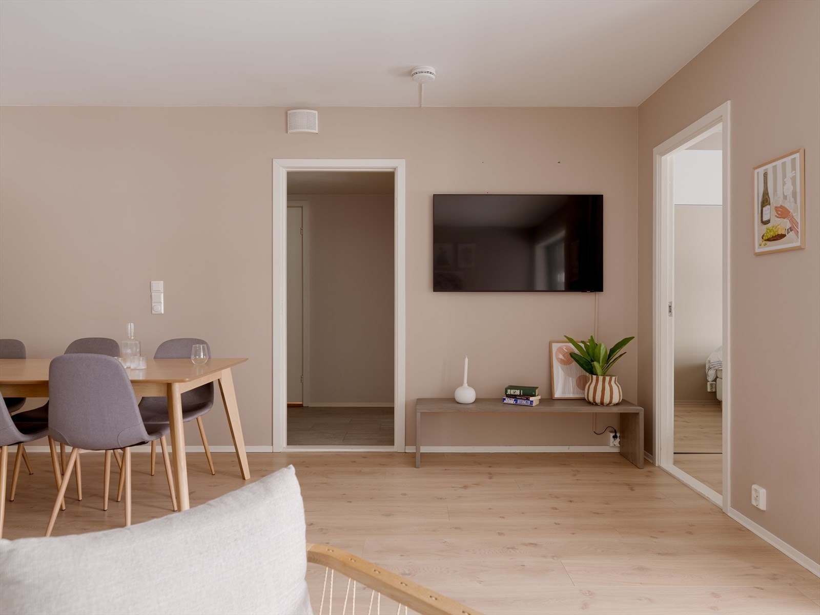 Varmtvann, fyring og TV/internett er inkludert i felleskostnadene, noe som gir svært lave og forutsigbare boutgifter. Galleribilde