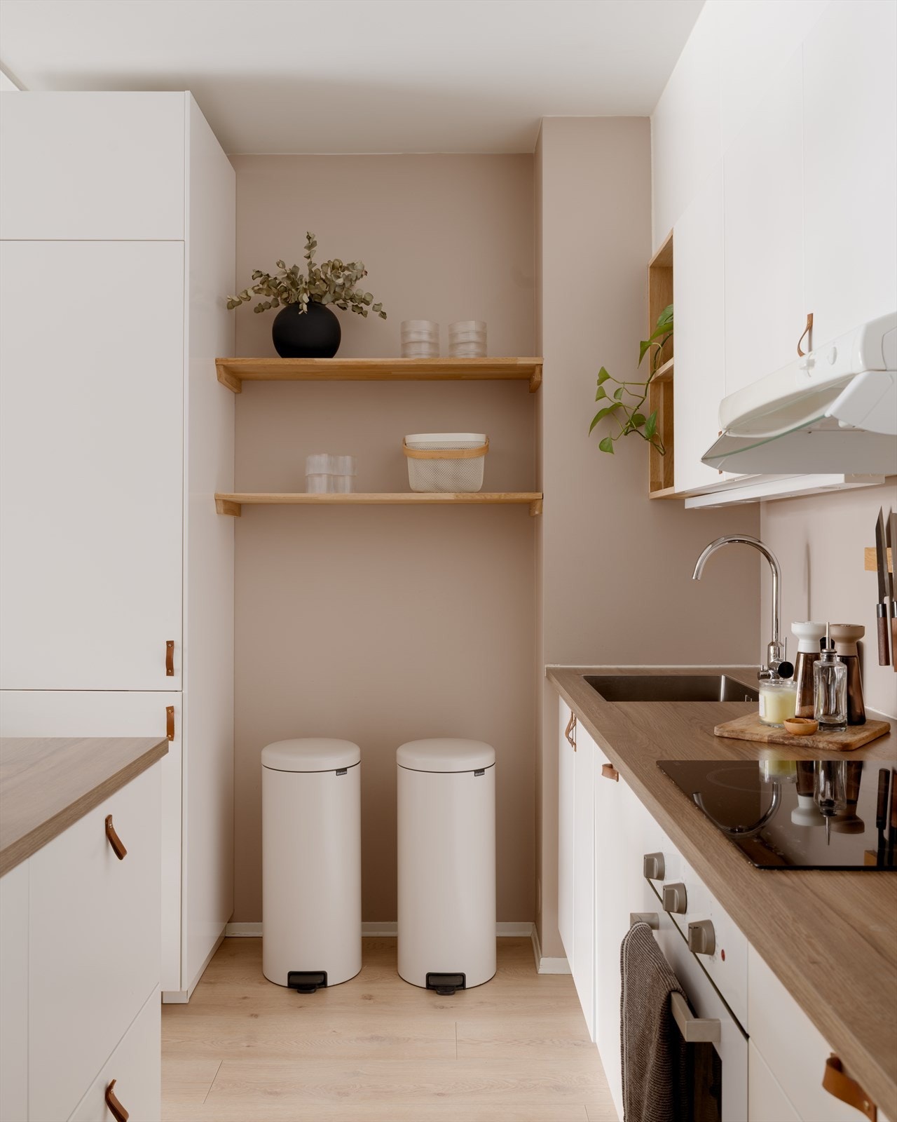 Komfyrvakt er installert, og ventilator er tilknyttet bygningens felles ventilasjonssystem. Galleribilde