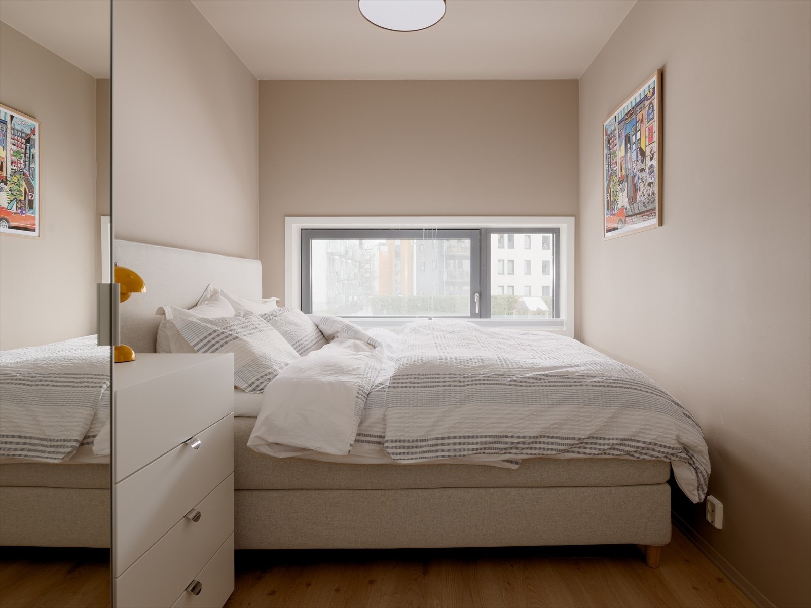 Soverom 2 er lyst og innbydende med god plass til dobbeltseng og medfølgende garderobe. Galleribilde