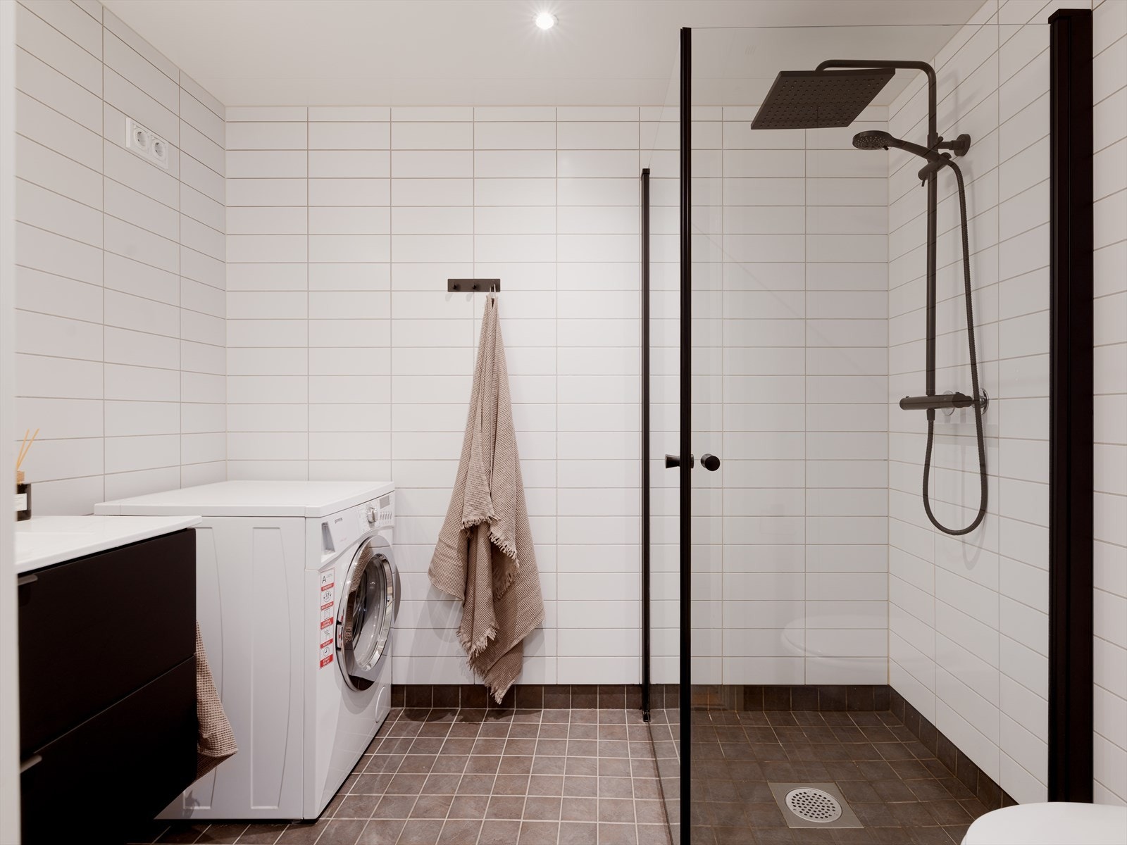 Leilighetens bad er moderne og romslig med flislagte overflater, downlights i himlingen og varmekabler i gulvet. Galleribilde