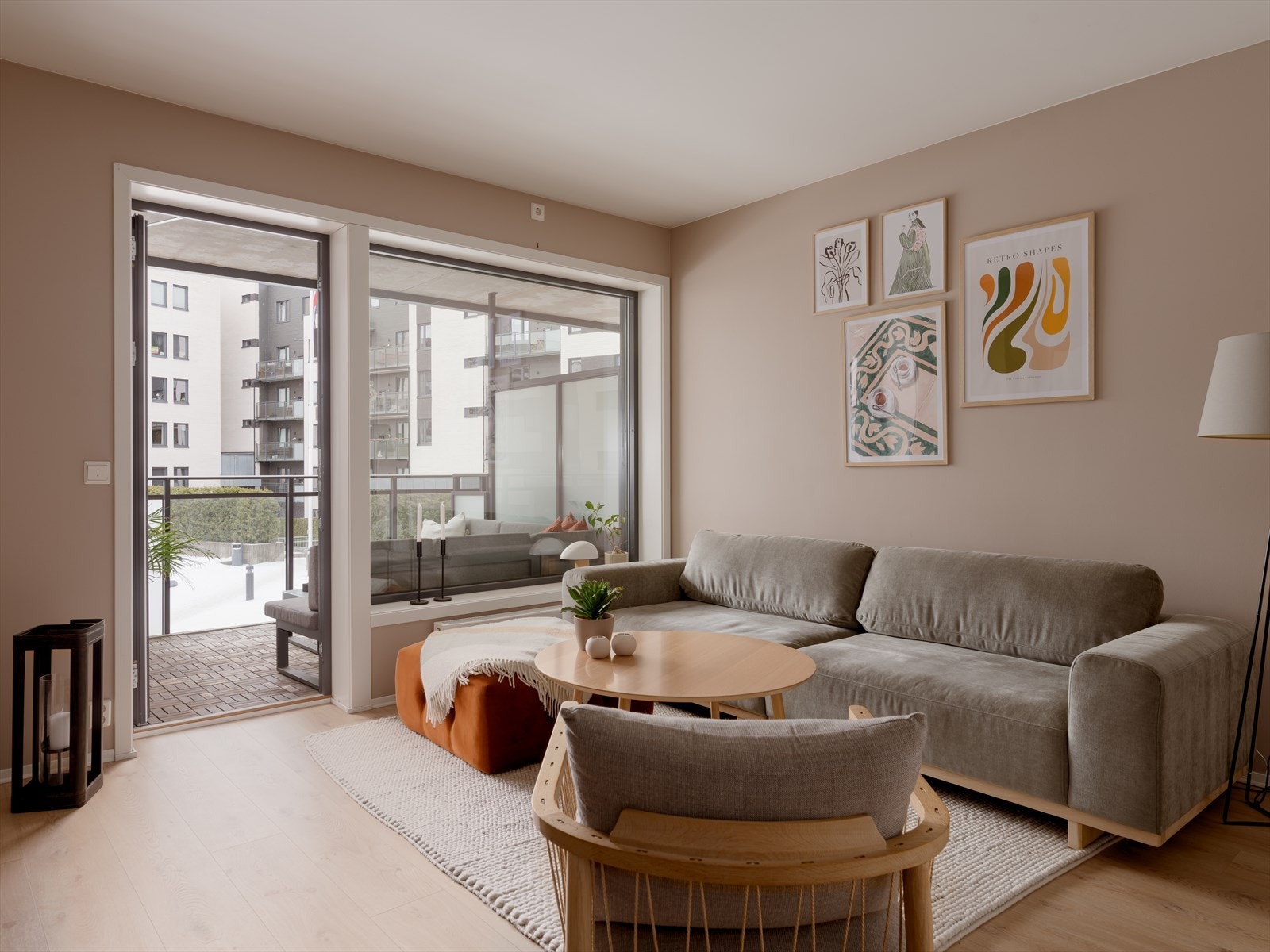 I stuen er det store vindusflater og en balkongdør som leder ut til den solrike balkongen. Galleribilde