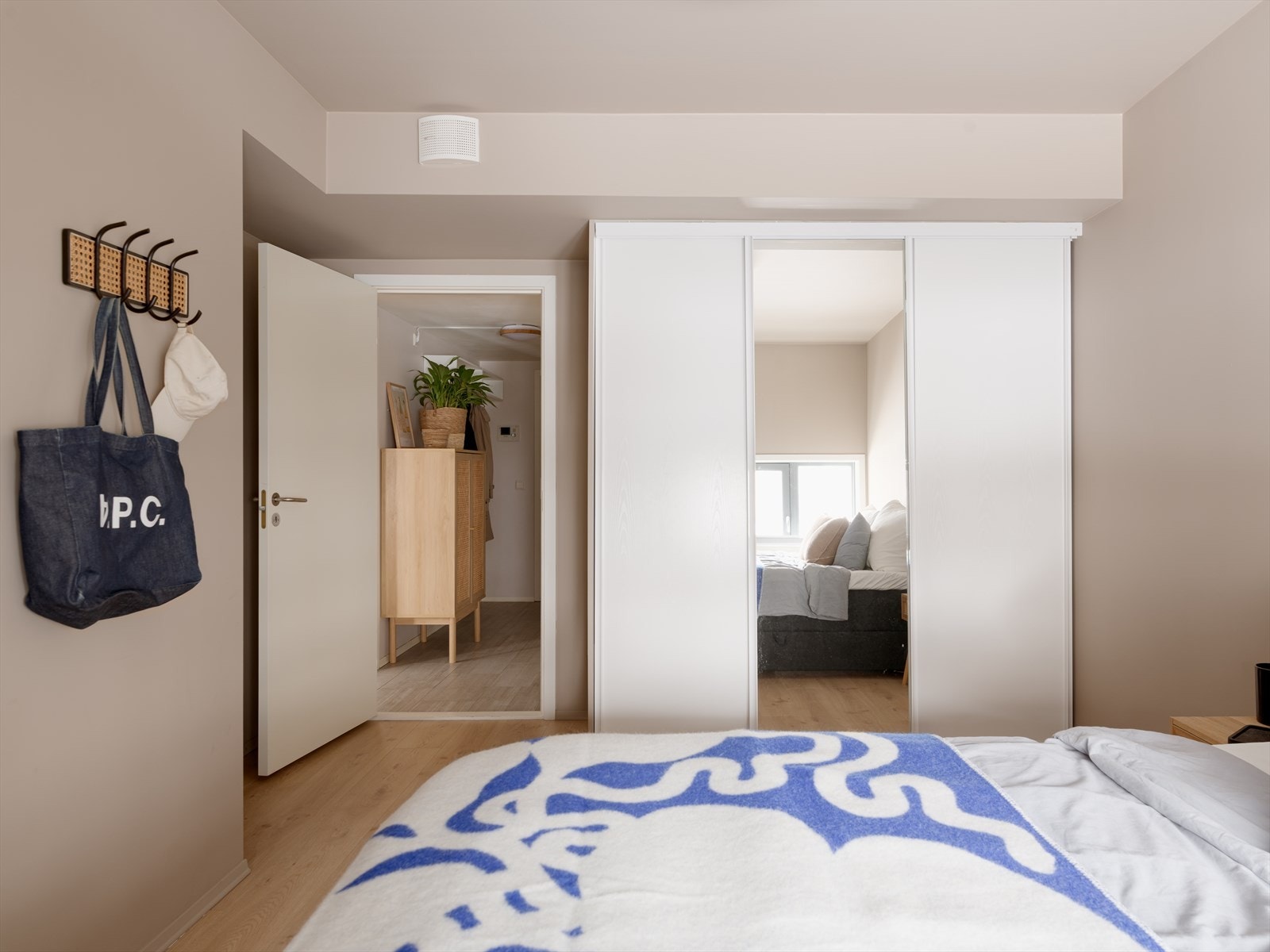 Her får du god plass til klær og oppbevaring i skyvedørsgarderobe samt evt. kommode. Galleribilde