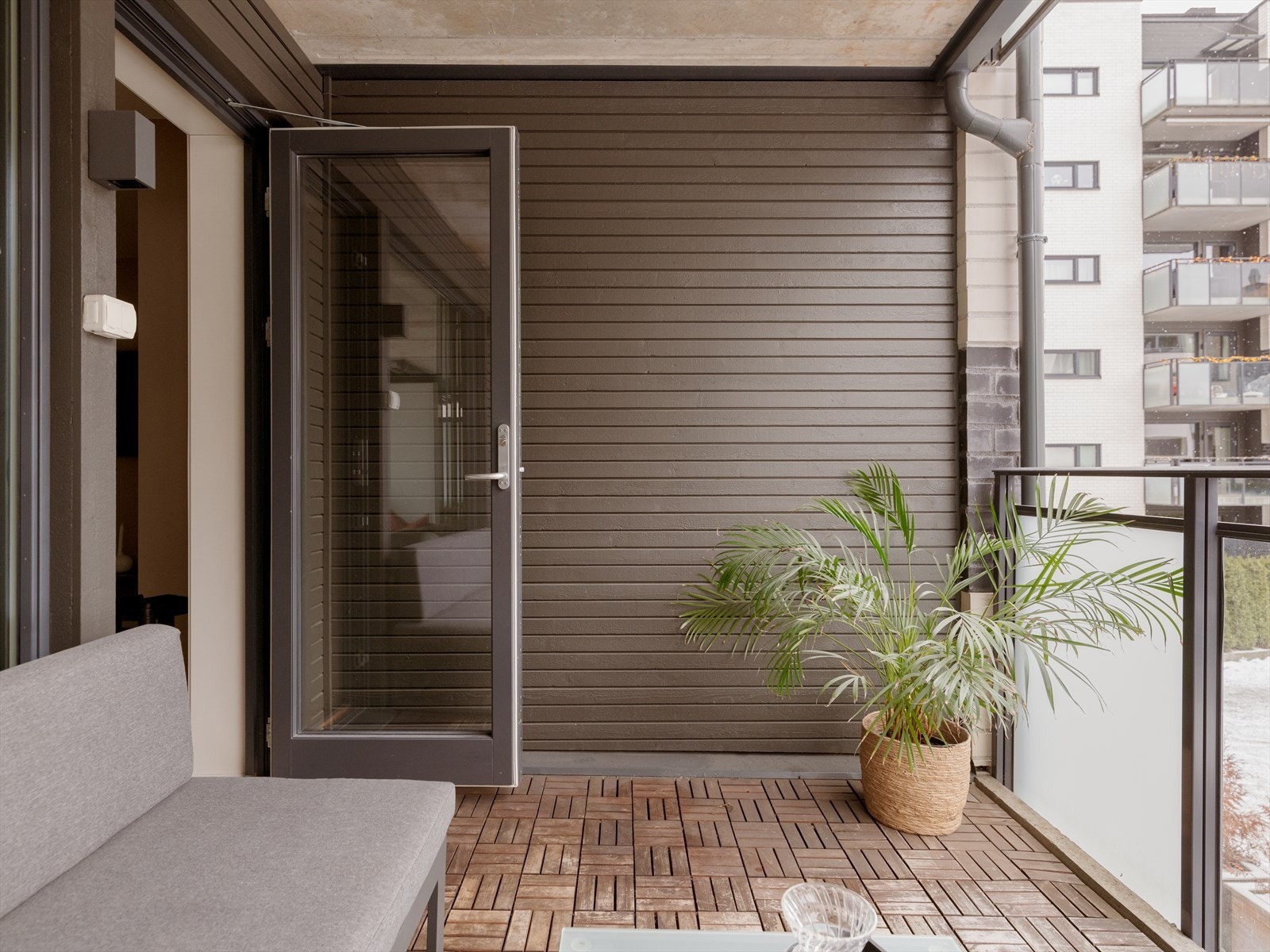 Balkongen er overbygget og fungerer som en naturlig forlengelse av leiligheten store deler av sommerhalvåret. Galleribilde