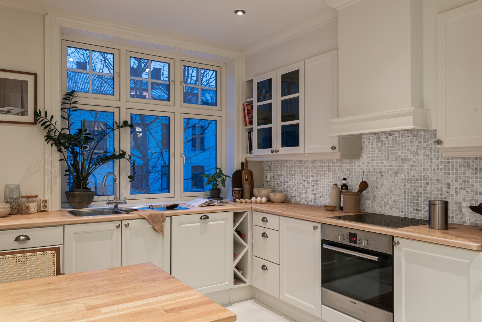 Innredningen har integrerte hvitevarer som platetopp, stekeovn, mikrobølgeovn, oppvaskmaskin og kjøle- og fryseskap. Galleribilde