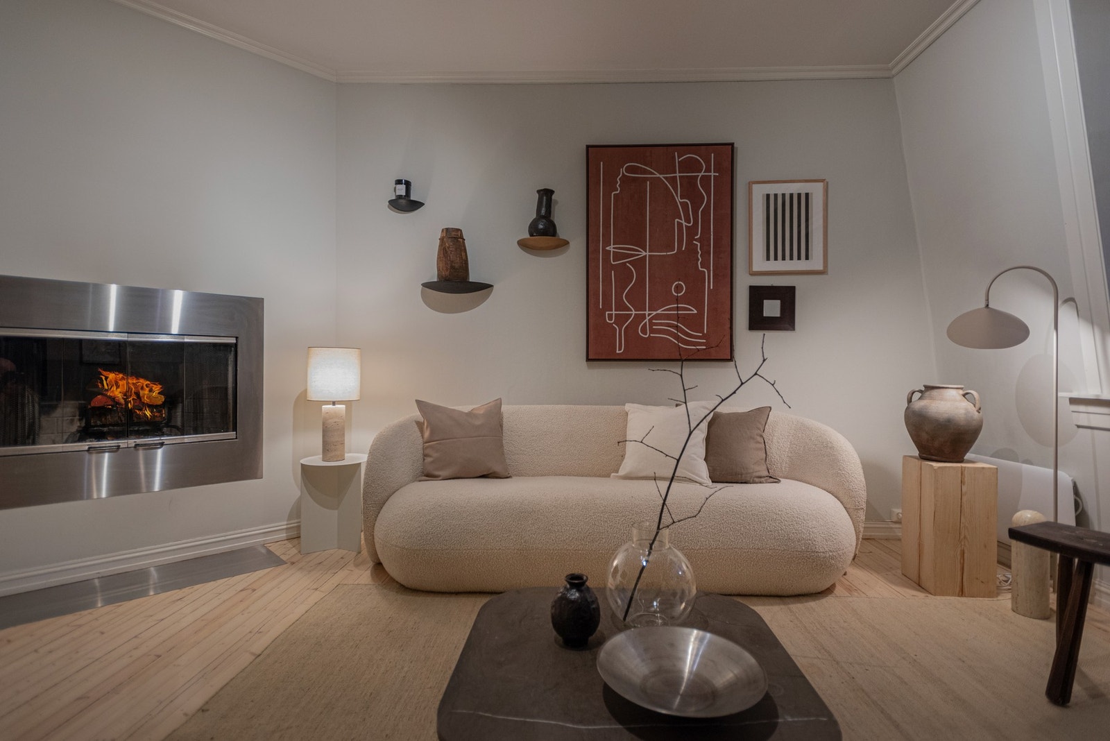 De store vindusflatene og den gode takhøyden på 2,62 meter underbygger den gode følelsen av plass. Galleribilde