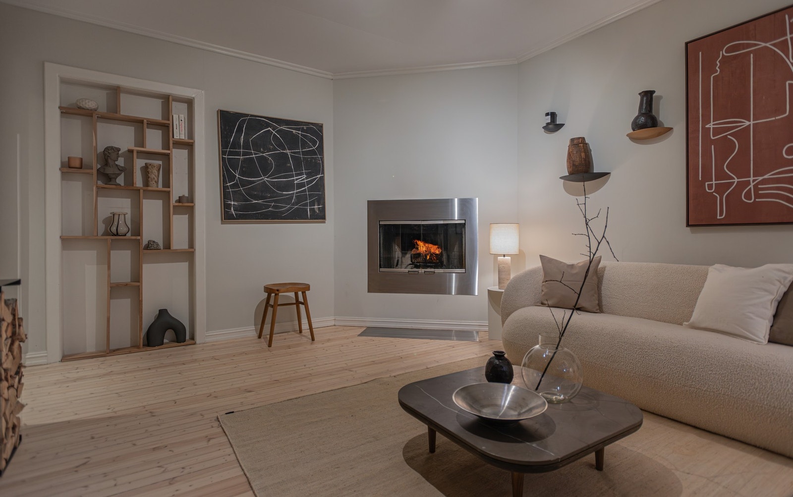 I tillegg er det et herlig ildsted som er med på å skape en ekstra god atmosfære på kjølige høst- og vinterkvelder. Galleribilde