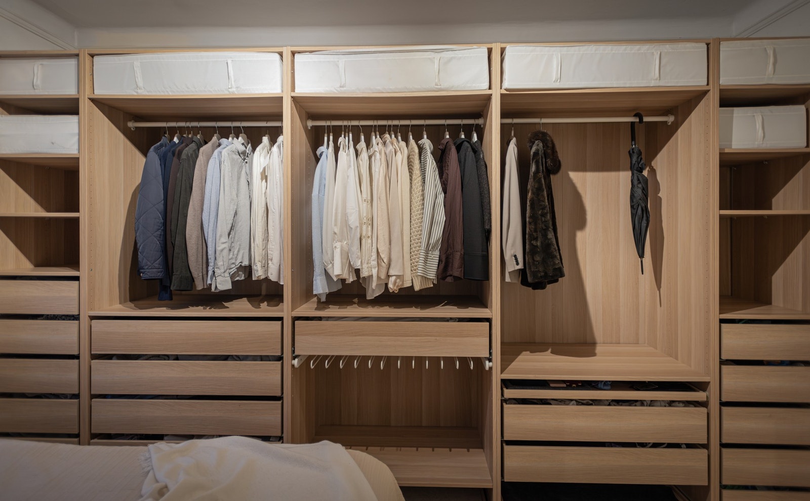 Soverommet er utstyrt med heldekkende garderobe som gir rikelig med lagringsplass! Galleribilde