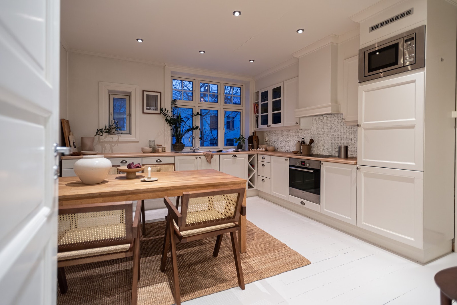 Innvendig byr leiligheten på en flott standard med store, luftige rom, god takhøyde, brede vindusflater og mange muligheter for bruk- og innredninger. Galleribilde