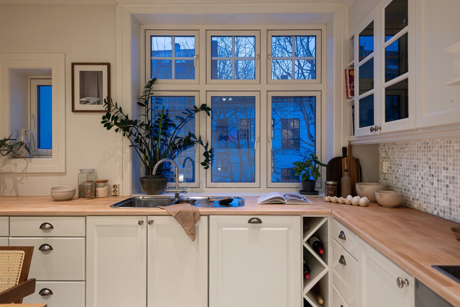 Plassbygget kjøkken med solide arbeidsflater Galleribilde