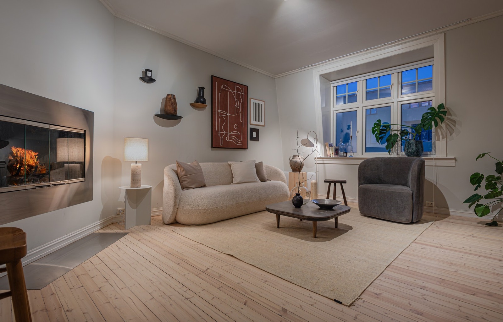 I stuen er det god plass til å innrede med en hyggelig sofaseksjon, tilhørende sofabord, TV-møblement og ytterlige møblement etter behov. Galleribilde