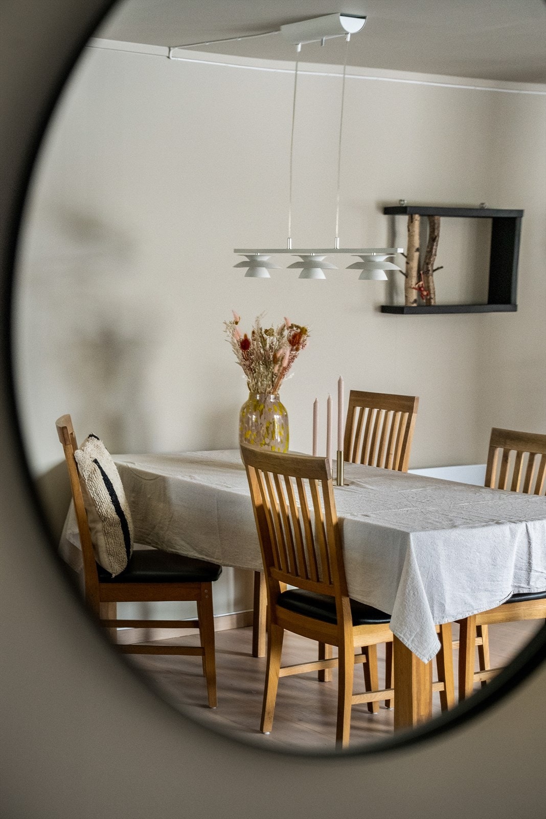 Spiseplass med plass til flere gjester gir rom for sosiale sammenkomster. Galleribilde