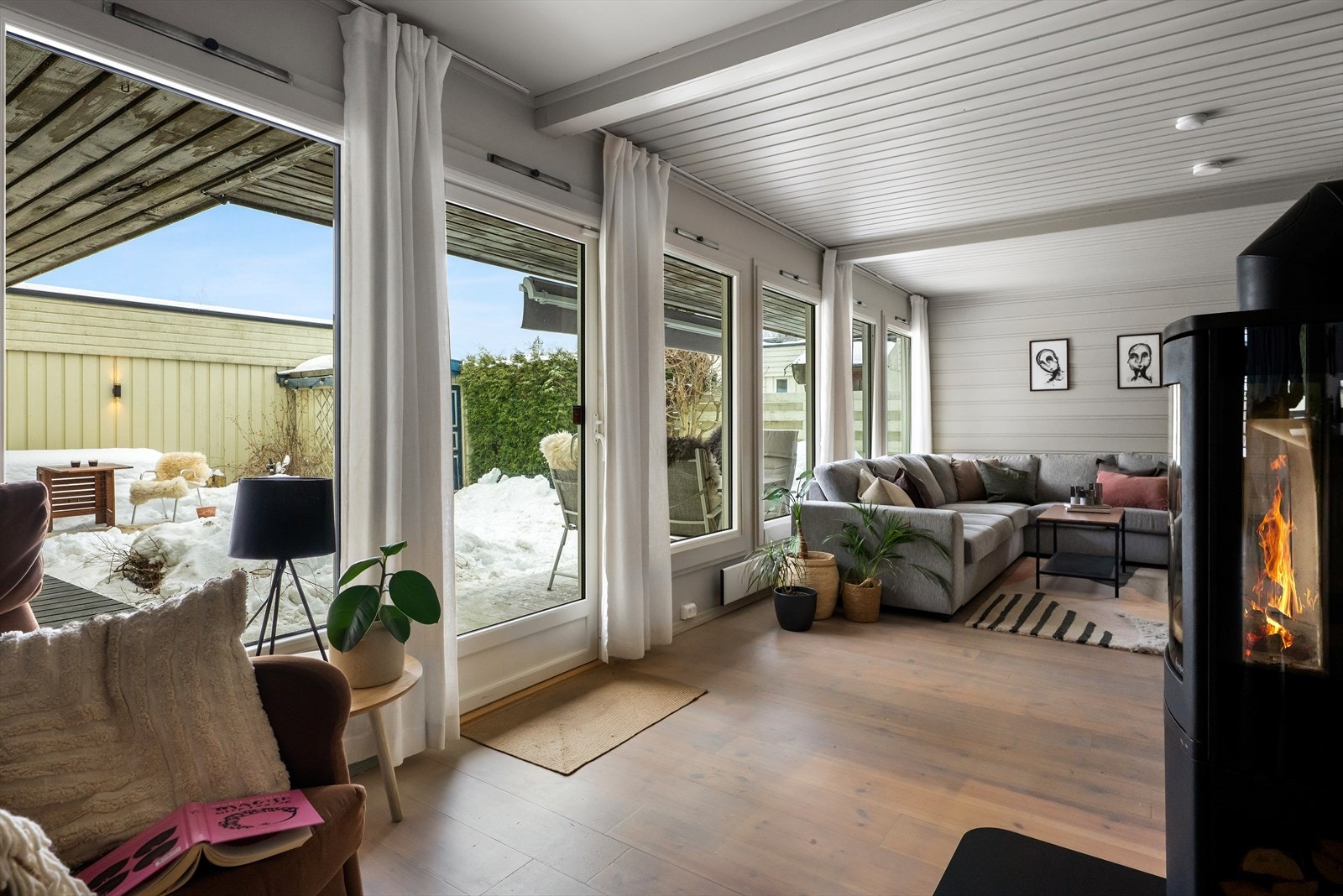 Vedovn fra 2024 bidrar med jevn varme og skaper en behagelig atmosfære i oppholdsrommet. Galleribilde