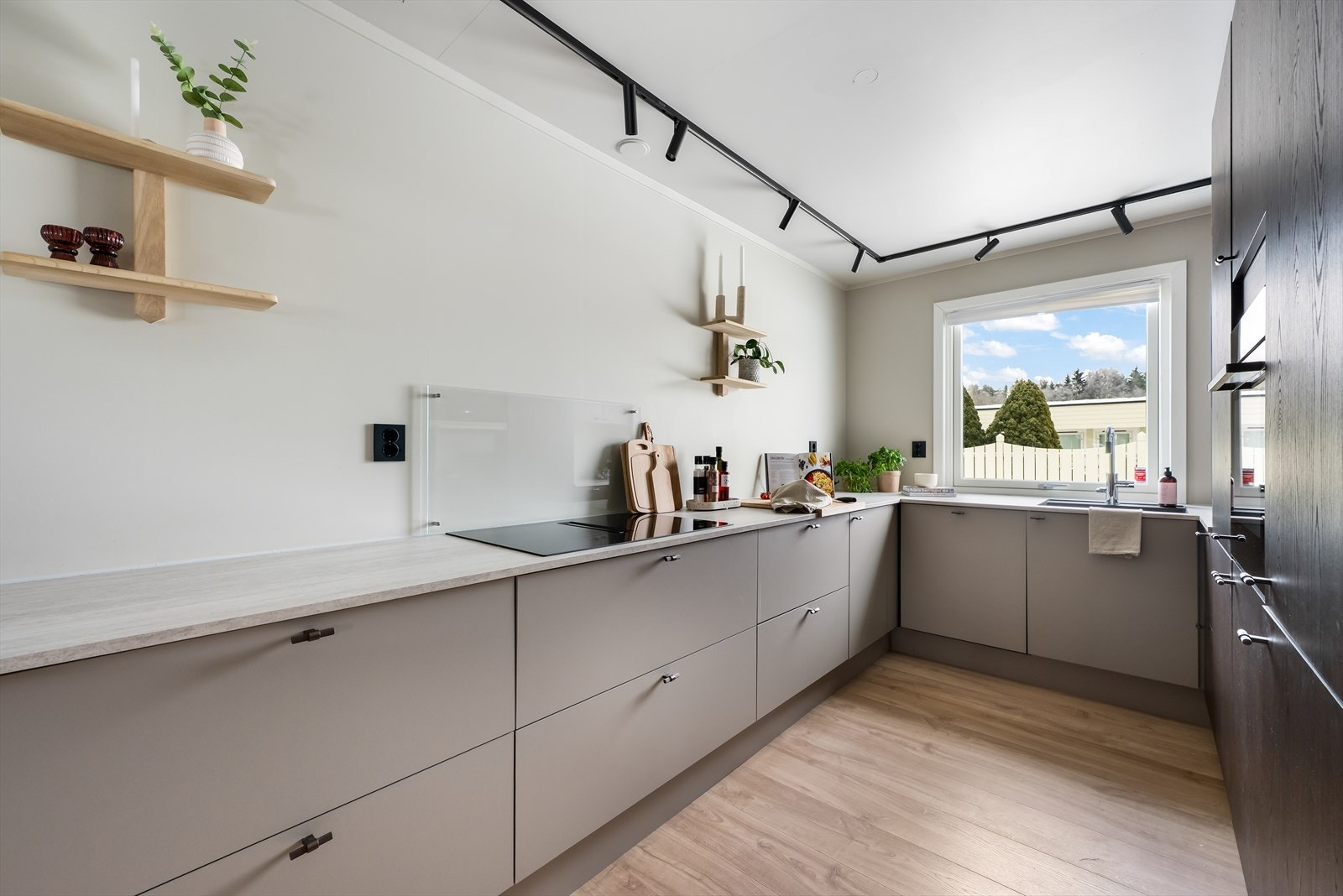 Store vinduer gir godt lysinnslipp til kjøkkenet, som har ventilator med kullfilter. Stilrent og flott kjøkken! Galleribilde