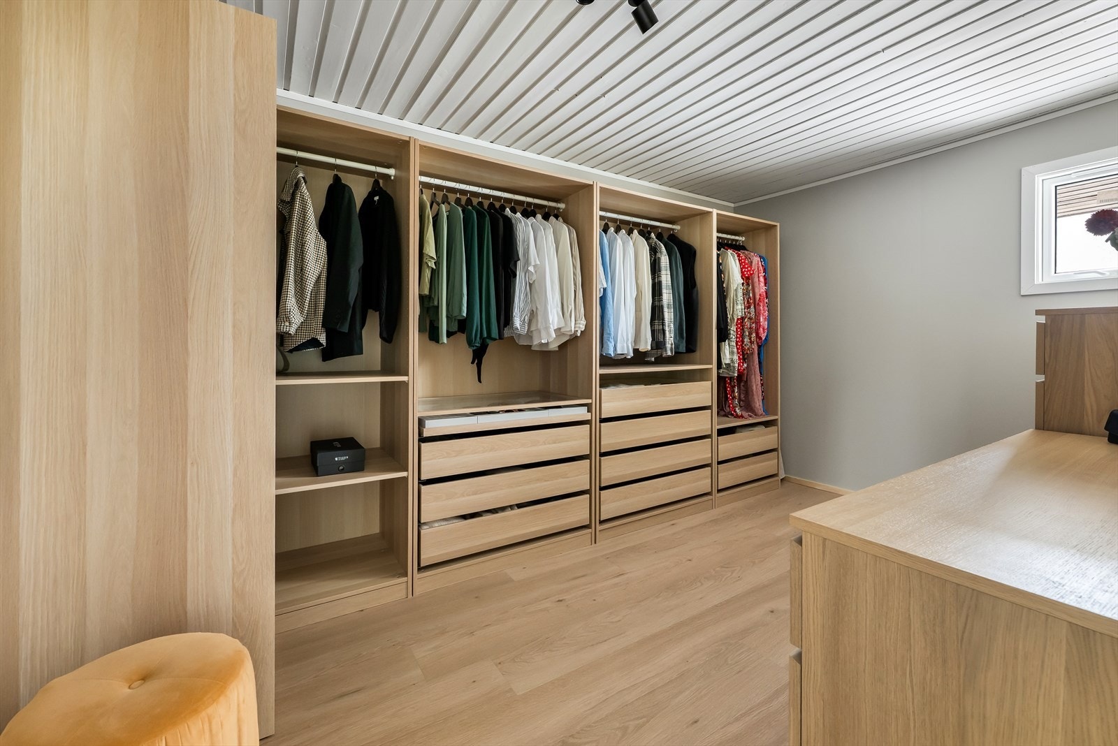 Walk-in med god lagringskapasitet. Galleribilde