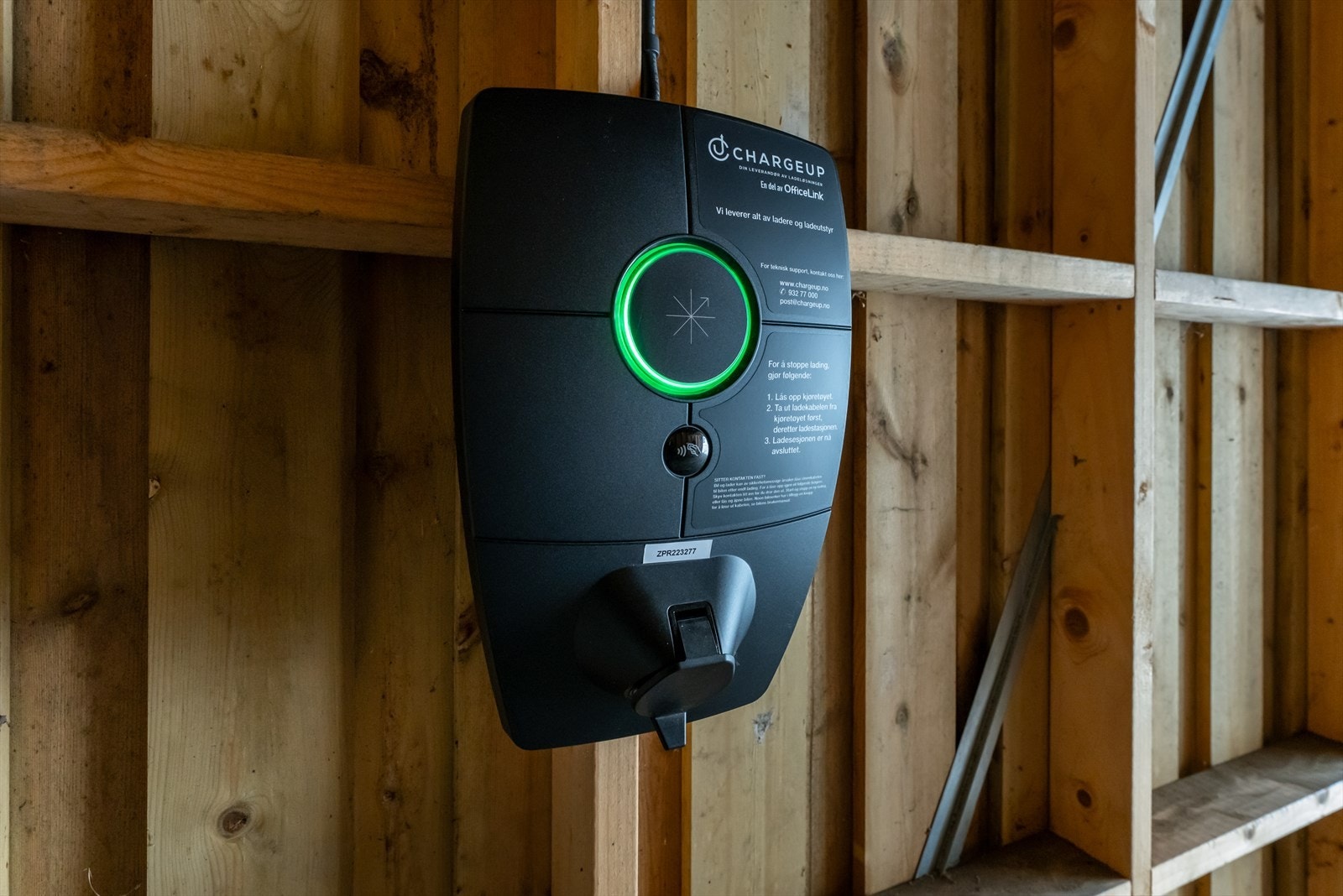 Elektrisk ladepunkt er installert for praktisk lading av elbil. Galleribilde