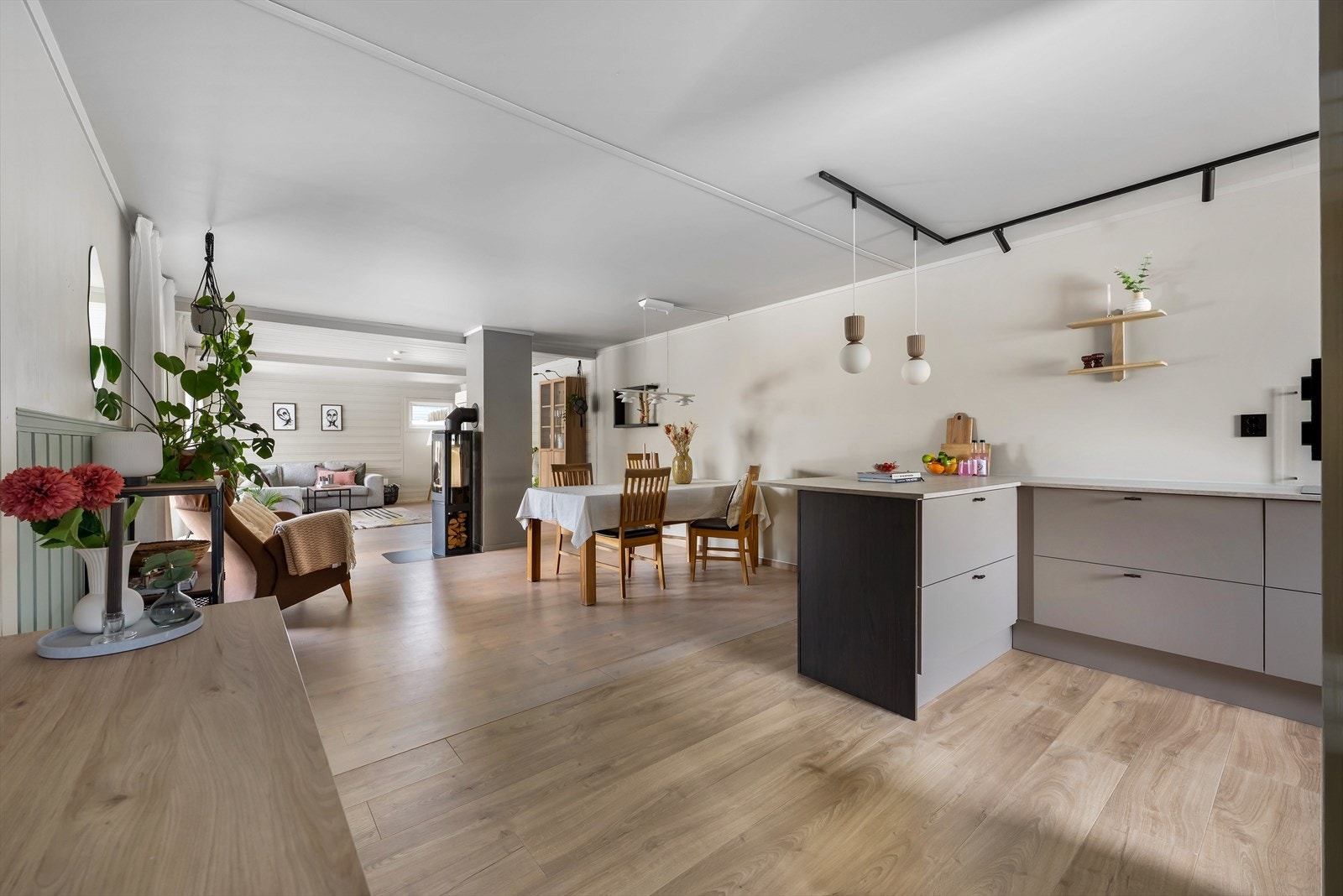 Direkte forbindelse til stuen gir en åpen og luftig planløsning. Galleribilde