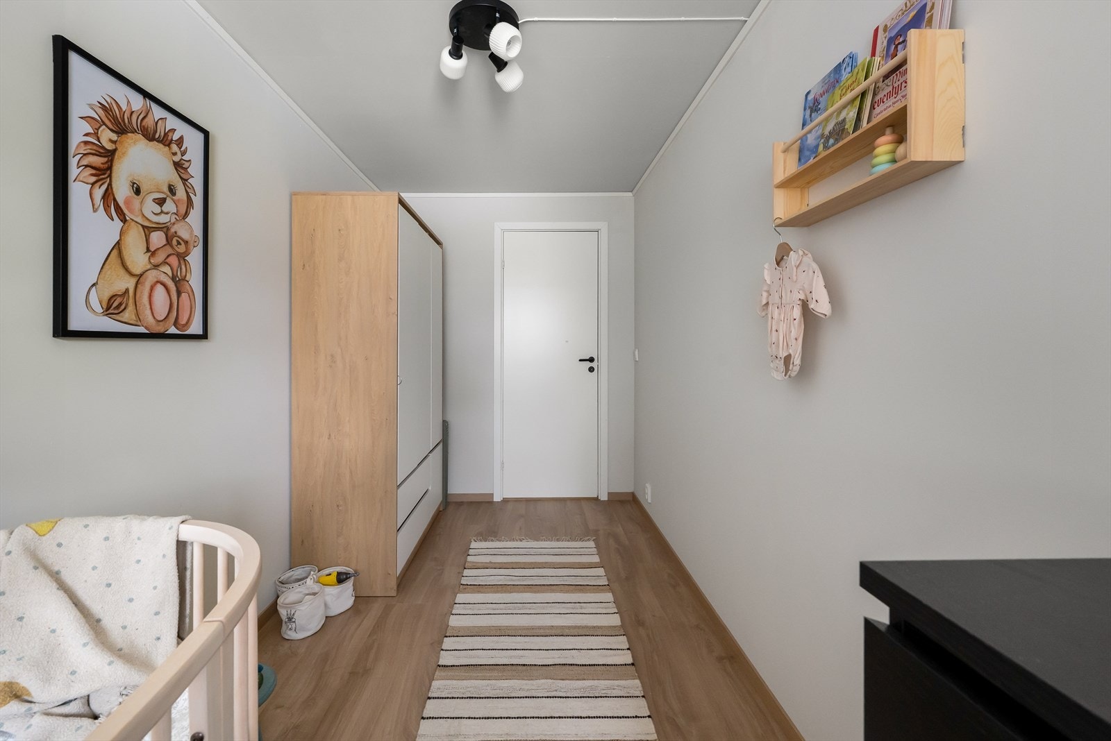 Garderobeskap gir effektiv oppbevaring i barnerommet. Galleribilde