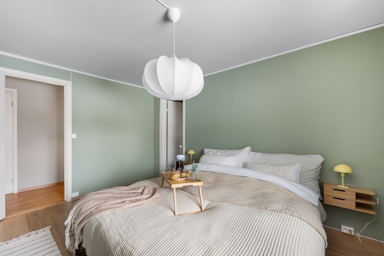 Hovedsoverom malt i moderne og behagelige farger. Galleribilde