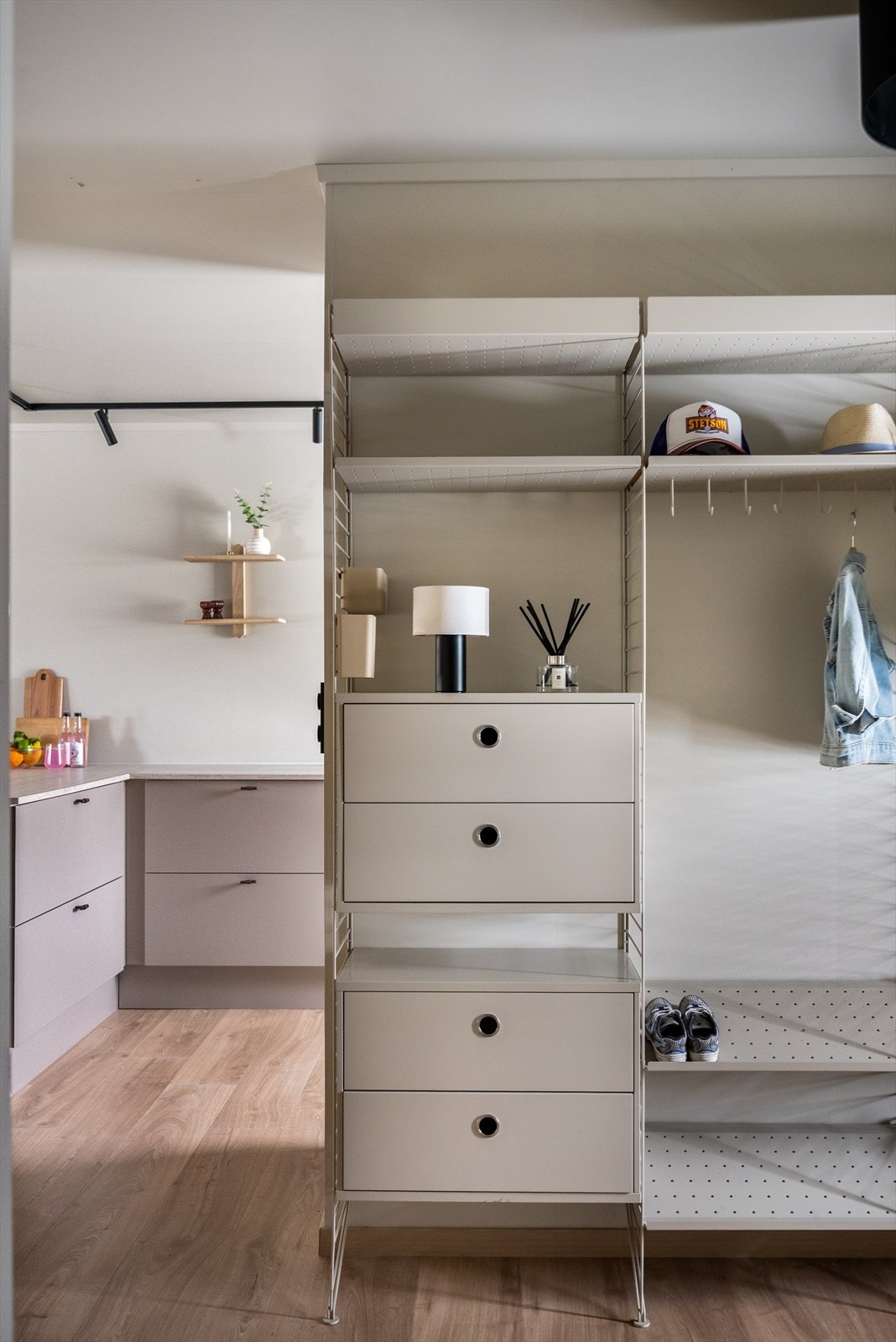 Effektiv garderobeløsning med hyller gir god oppbevaringsplass i entréen. Galleribilde