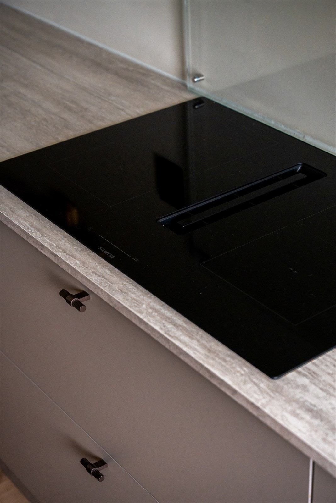 Platetopp med innebygd kullfilter. Galleribilde