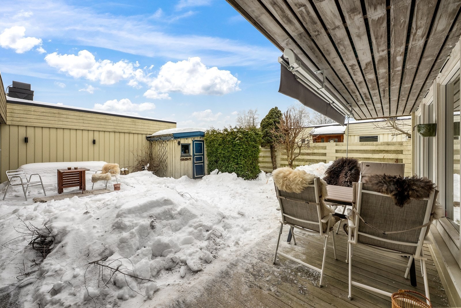 Utgang fra stue til terrasse og skjermet hage. Galleribilde