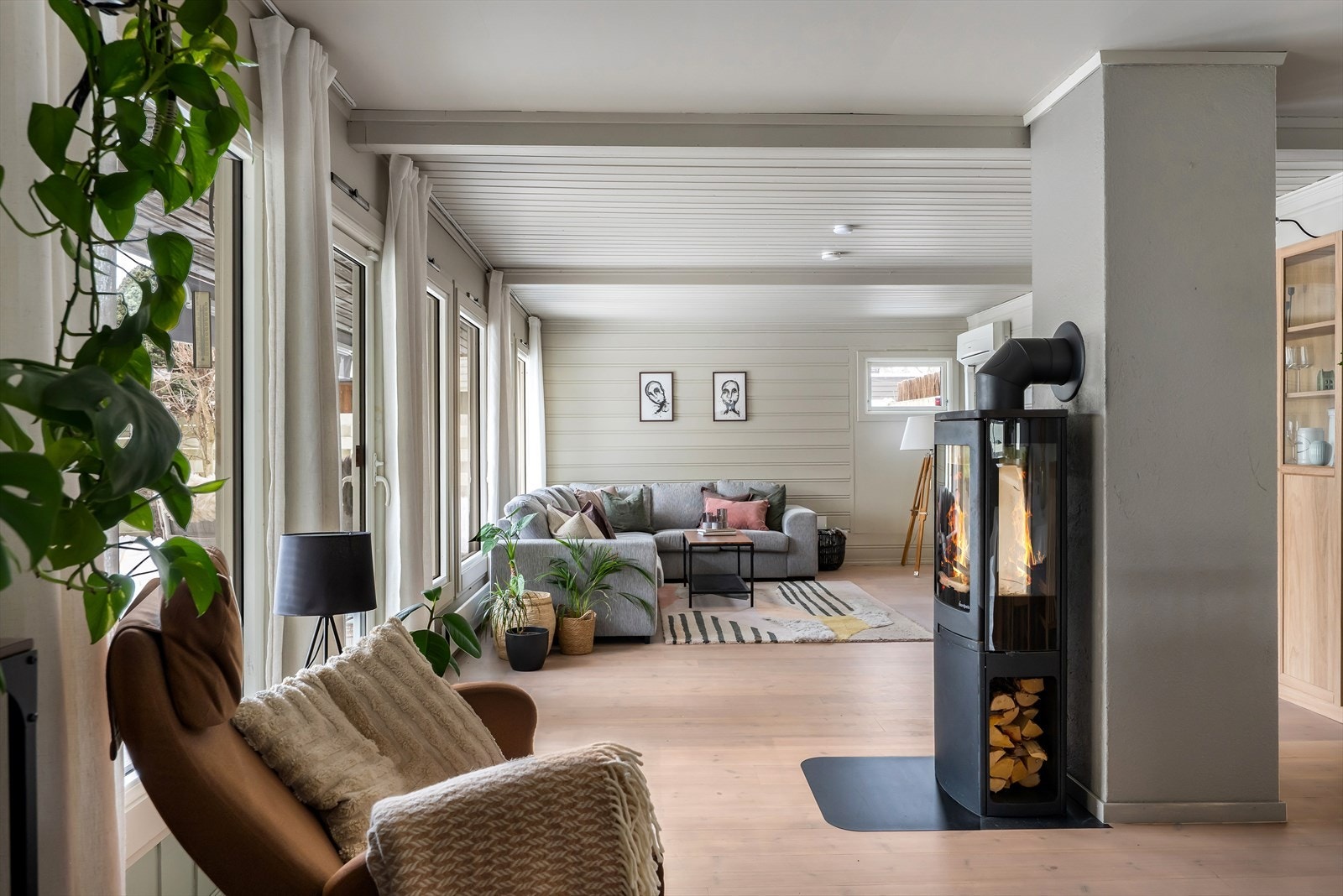 Plass til spisebord i tilknytning til stuen gir en naturlig overgang til kjøkkenet. Galleribilde