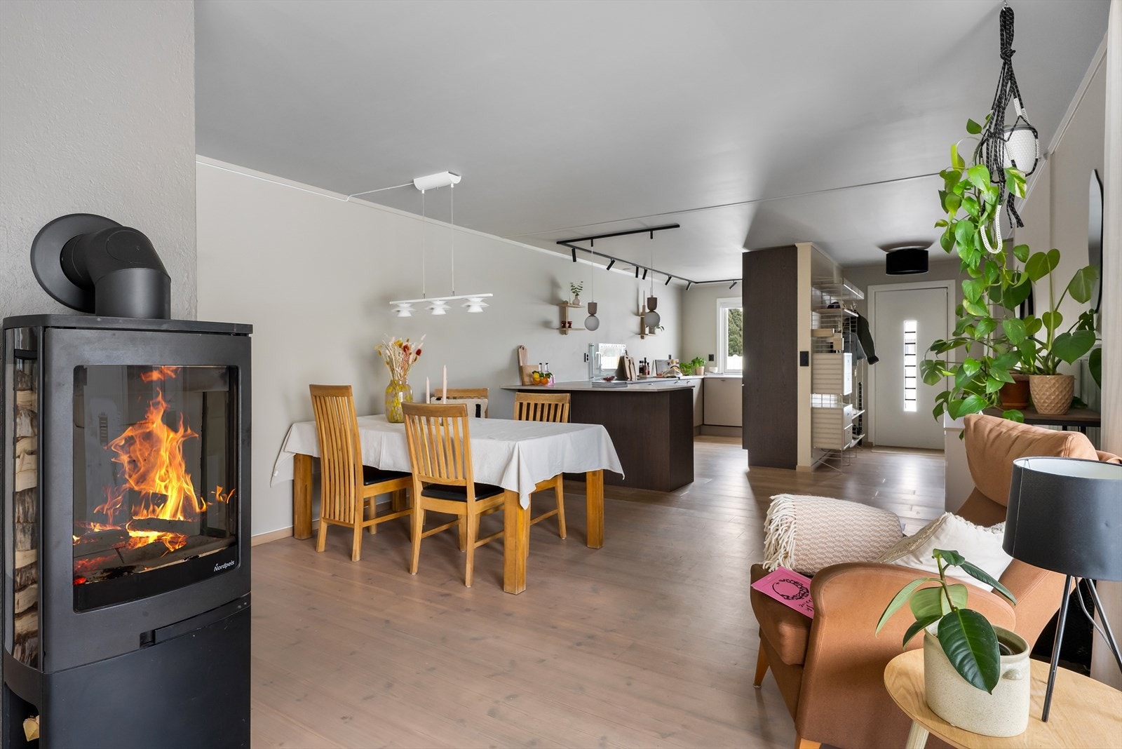 Åpen løsning mellom kjøkken og spiseplass gir en praktisk hverdag. Galleribilde