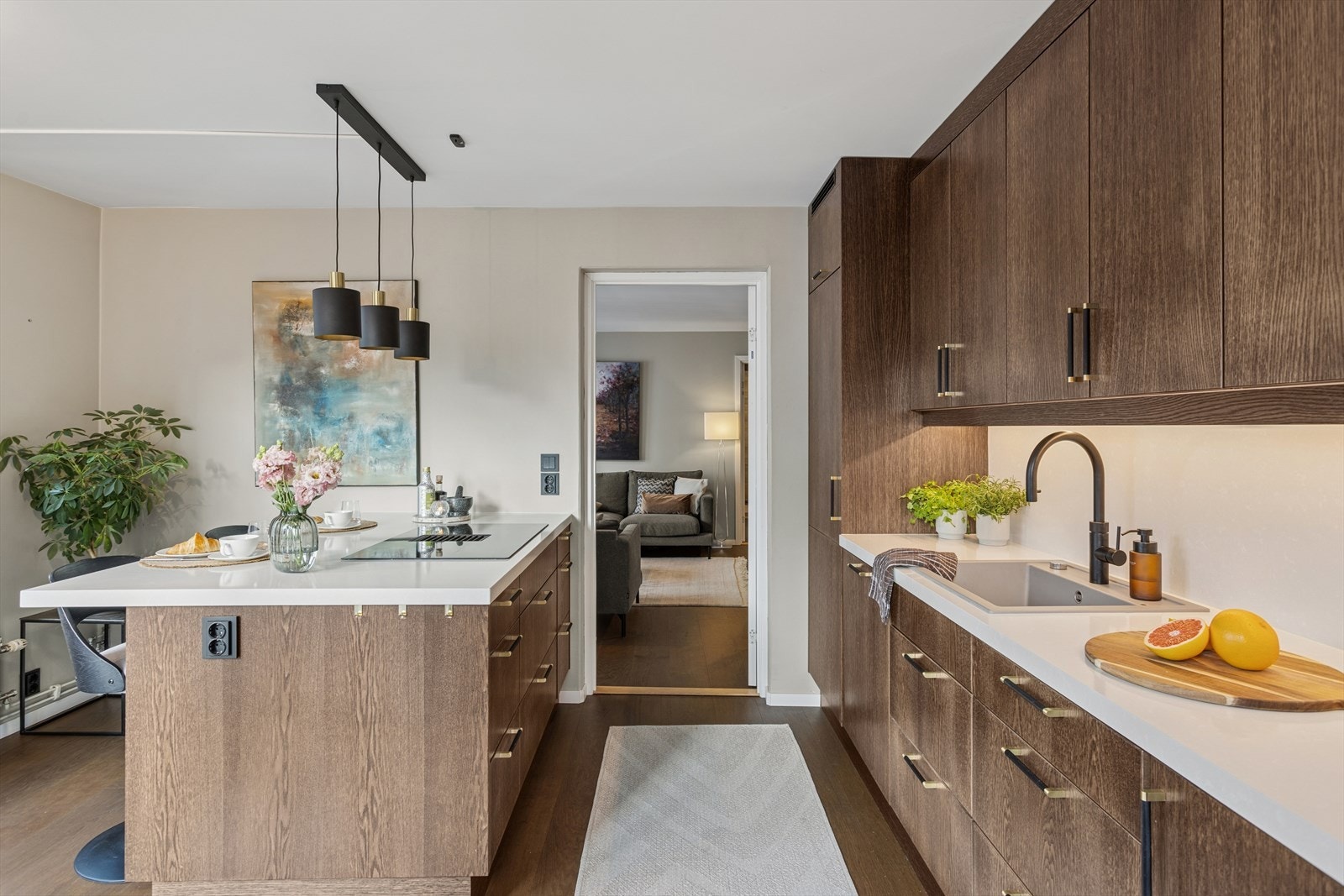 Kjøkkenet er plassert i eget rom, men allikevel i en sosial løsning mot stue/spisestue. Galleribilde