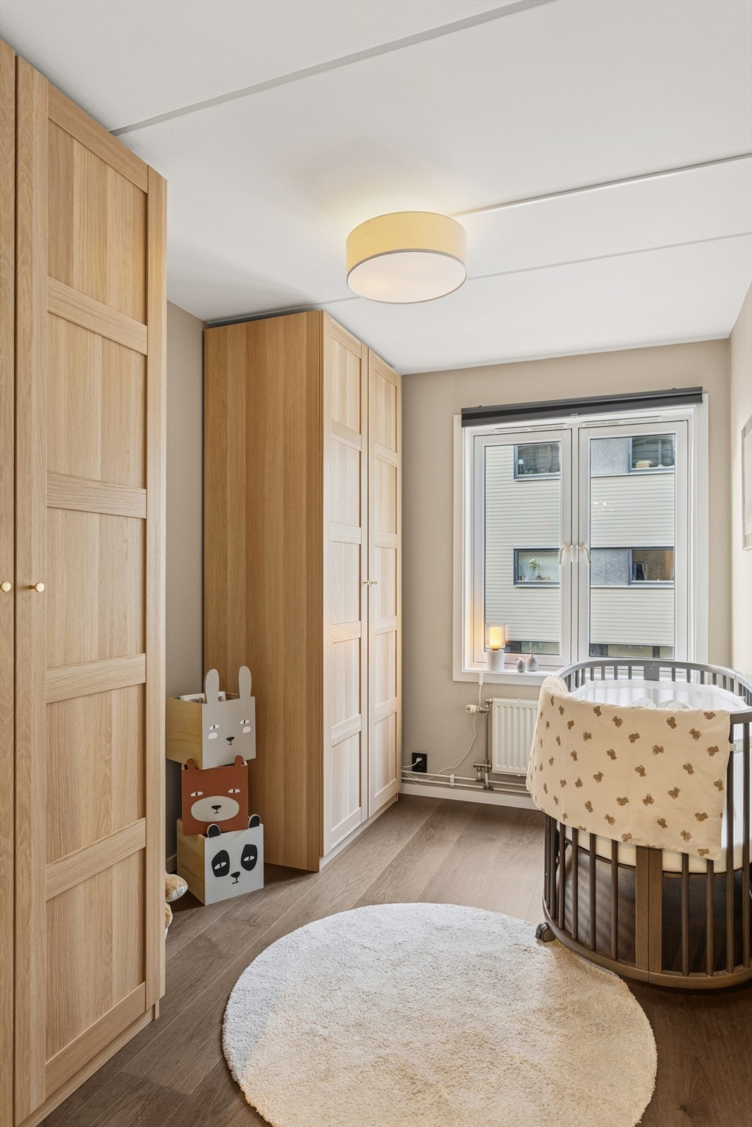 Soverom 2 er i dag innredet som barnerom med god garderobeplass, rommet passer også ypperlig som gjesterom! Galleribilde