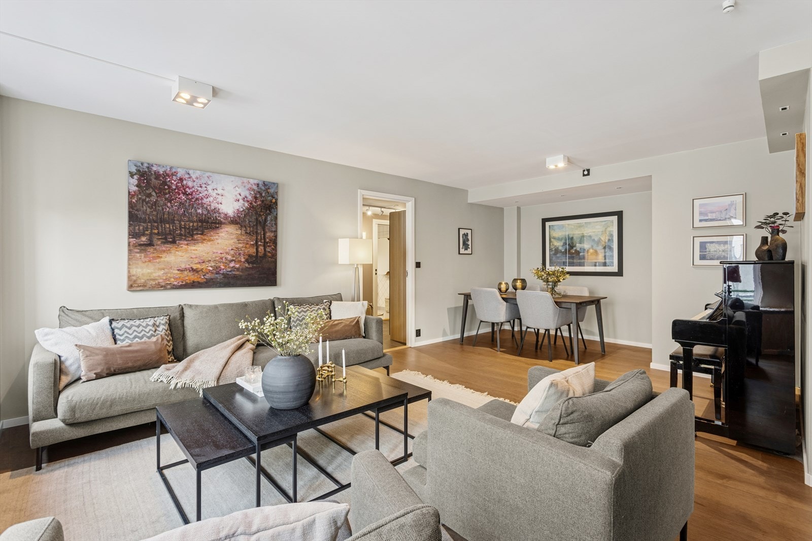 Til høyre for spisegruppen er det også en praktisk bod - perfekt for å plassere støvsuger og lagre eiendeler. Galleribilde