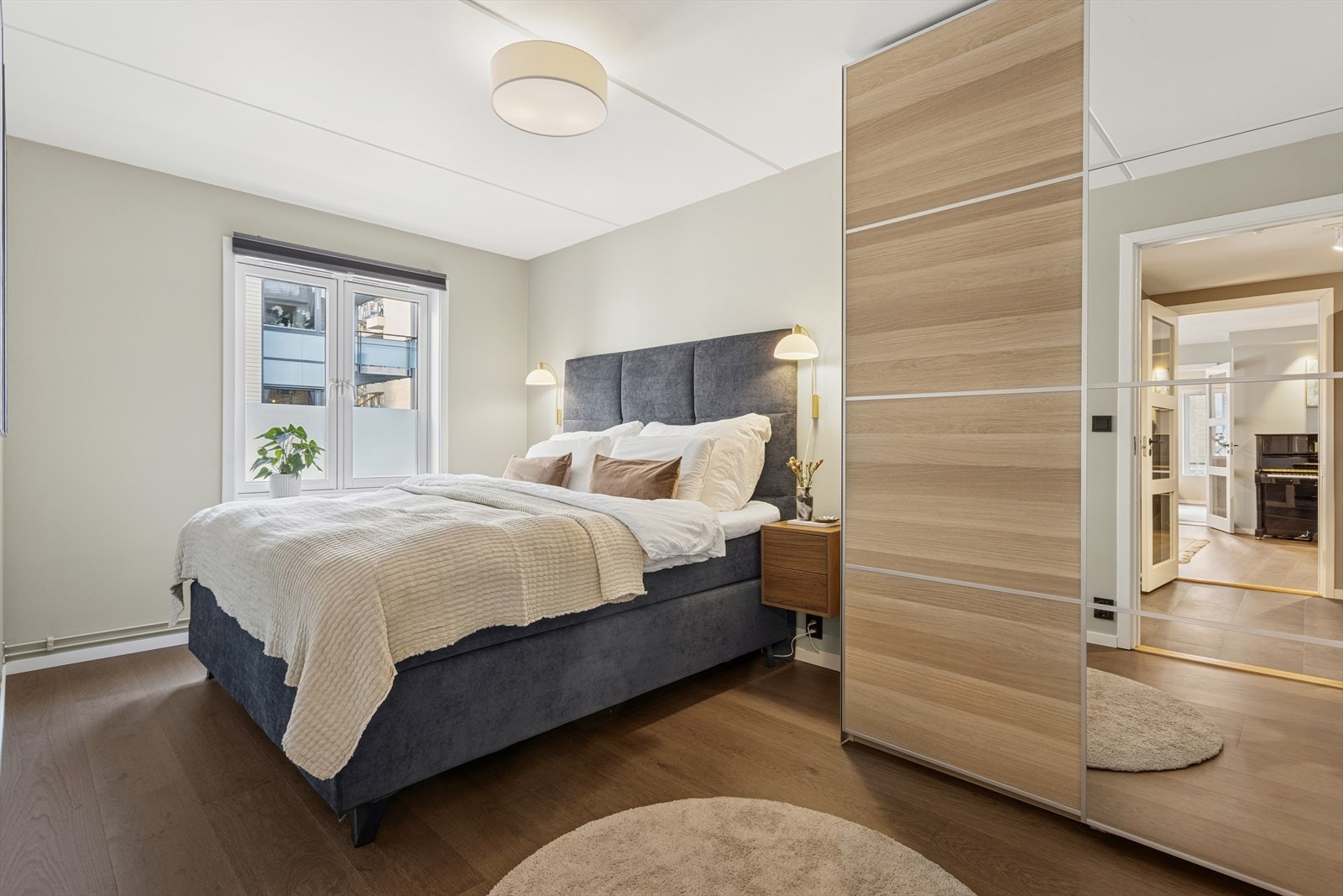 Boligen har 2 soverom og hovedsoverom er av god størrelse og er innredet med stor seng og skyvedørsgarderobe. Galleribilde