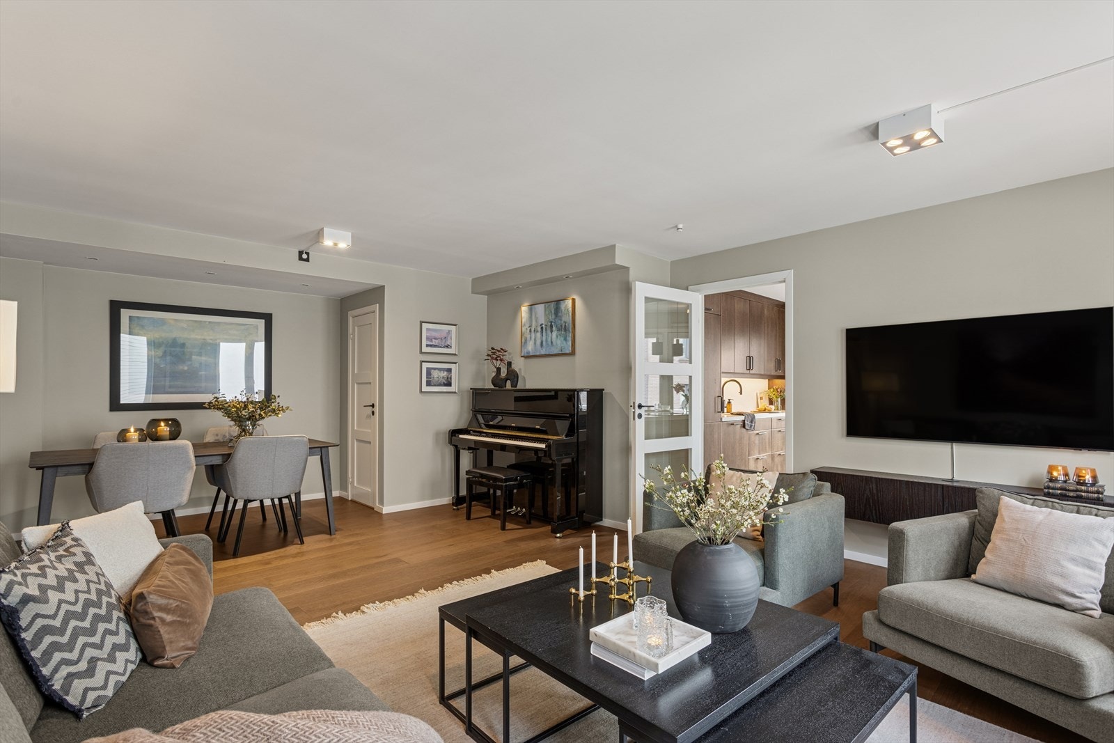 Videre kommer du inn i en meget romslig og lys stue med plass til både sofagruppe og spisebord. Galleribilde