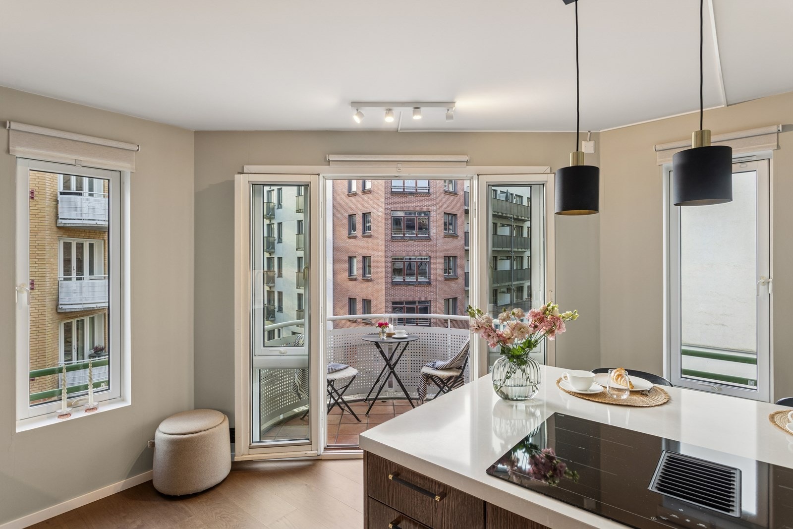 Fra kjøkkenet er det utgang til en sørvest-vendt balkong med gode solforhold. Galleribilde