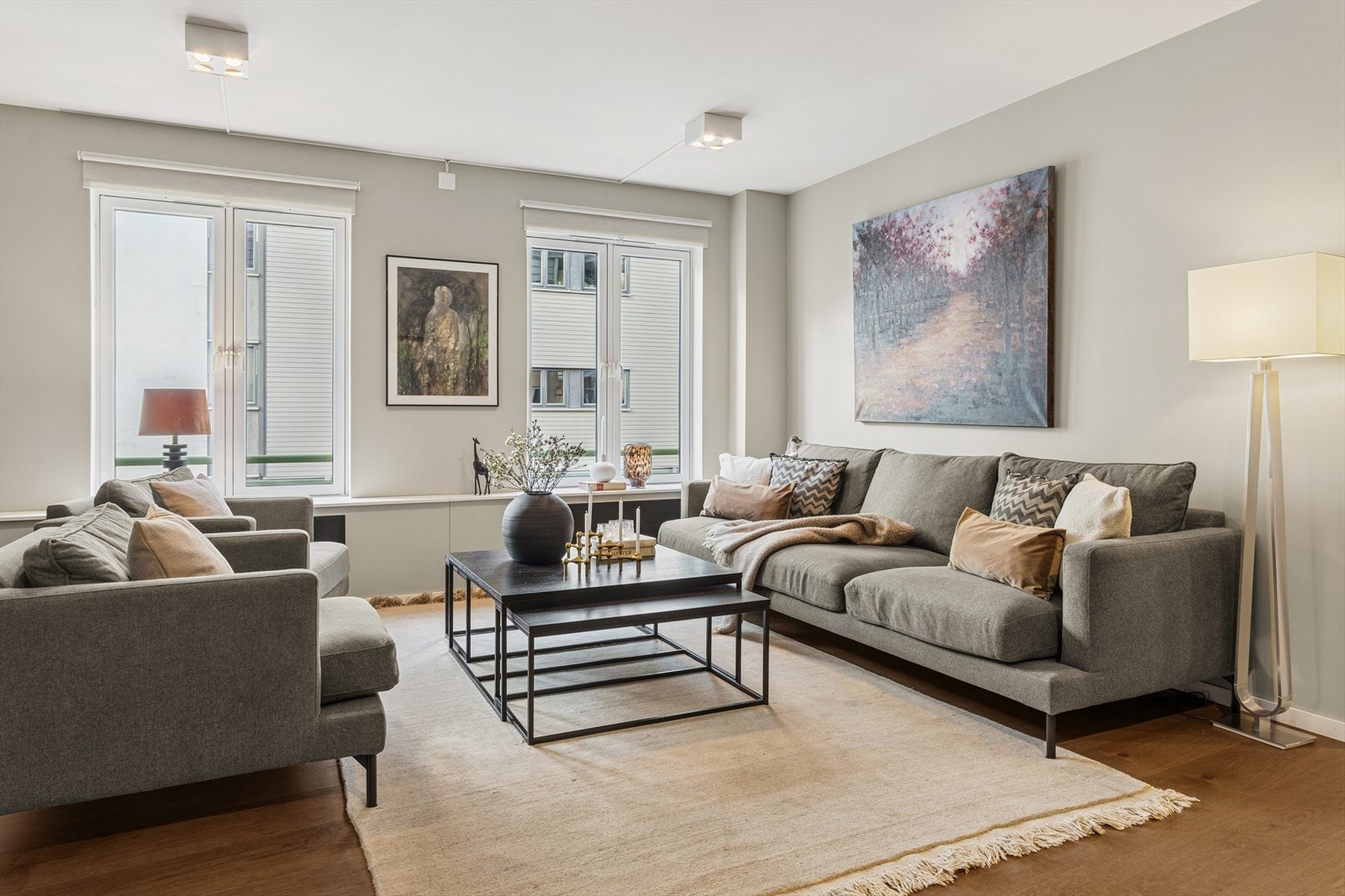 Rommet har innebygde radiatorer som gir brede og fine vinduskarmer og god varme i rommet. Galleribilde