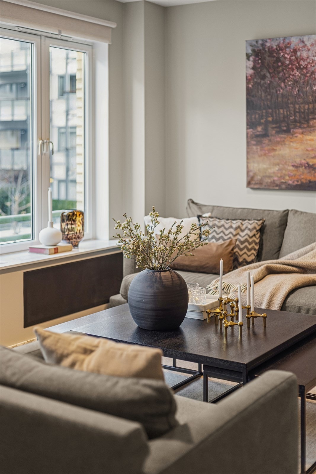 De store vindusflatene gir rikelig med dagslys på solfylte dager. Galleribilde