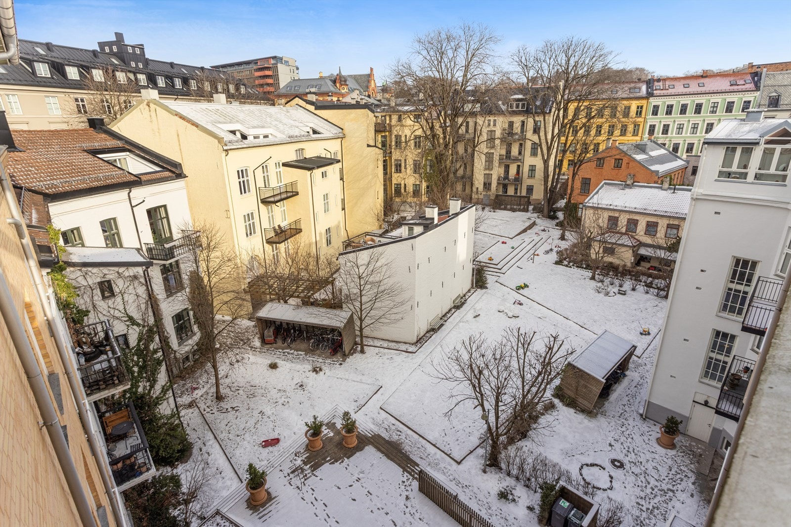 Oversiktsbilde av bakgård. Galleribilde