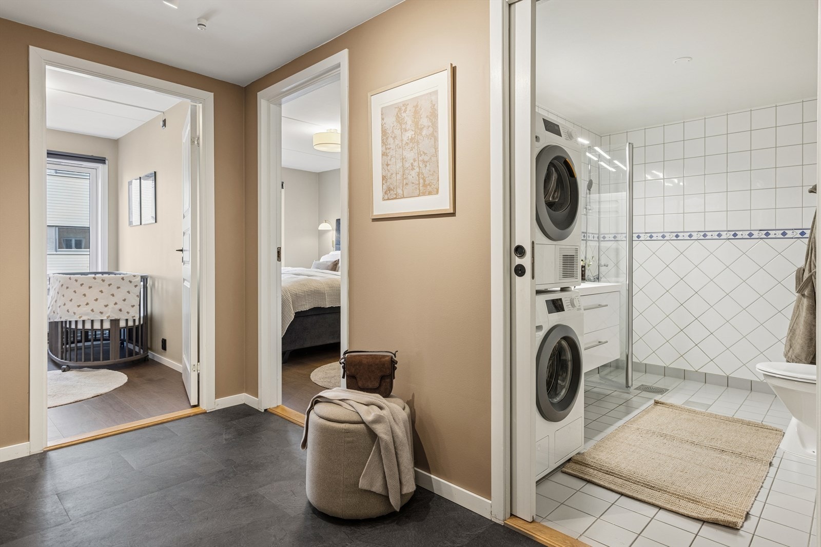 I entréen er det godt med plass til garderobeskap for oppheng av yttertøy, samt plass til å sette fra seg sko. Galleribilde