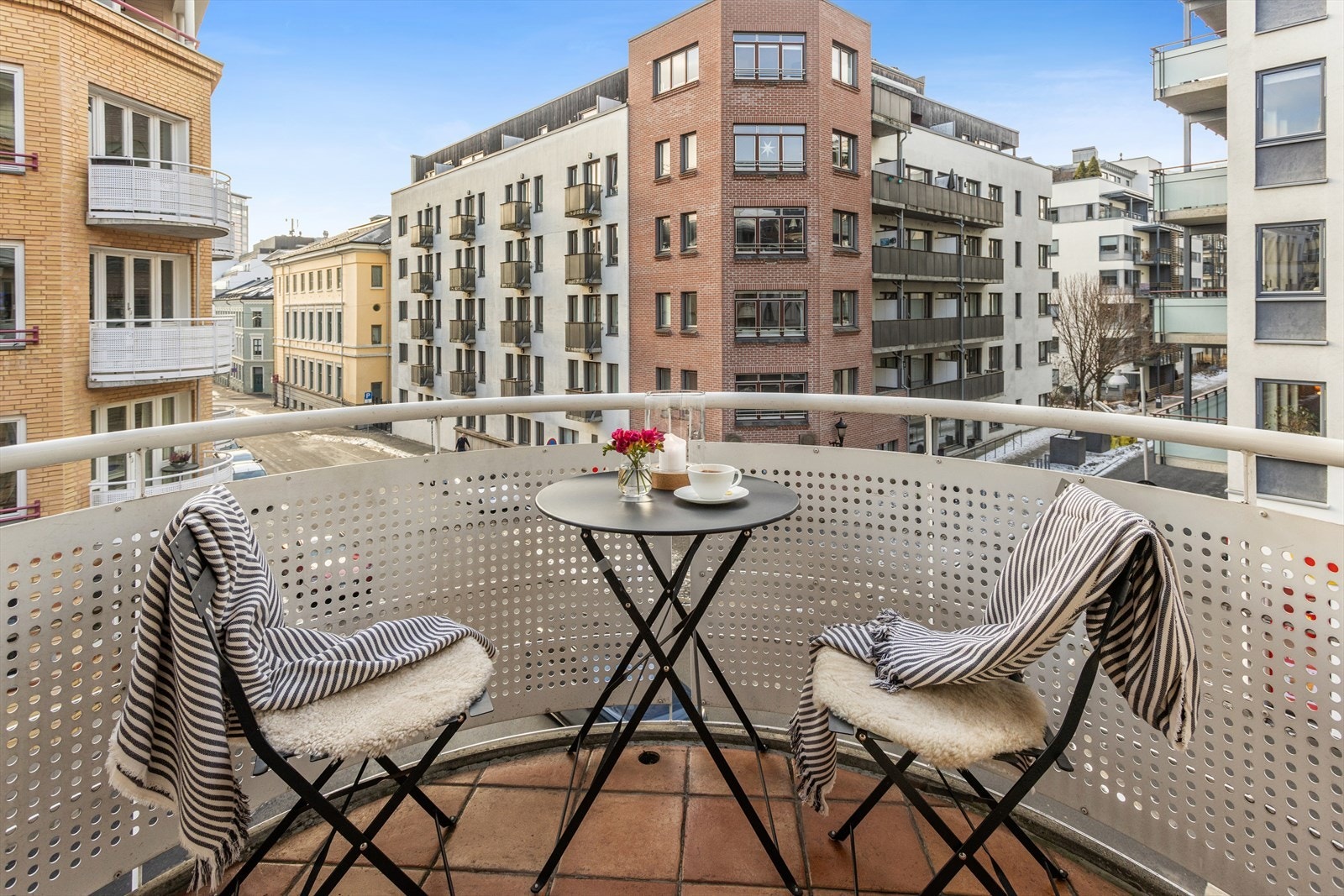 Her får du en lys hjørneleilighet i nyere bygård med blant annet heisadkomst, garasjeplass og sørvestvendt balkong. Galleribilde