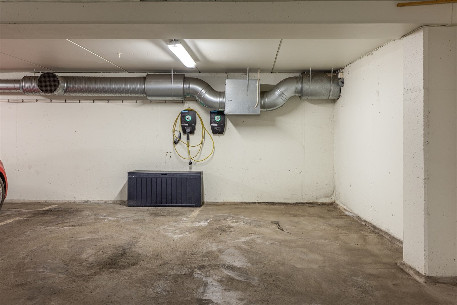 Det medfølger en garasjeplass og plassen tilhørende leiligheten er den lengst til høyre. Galleribilde