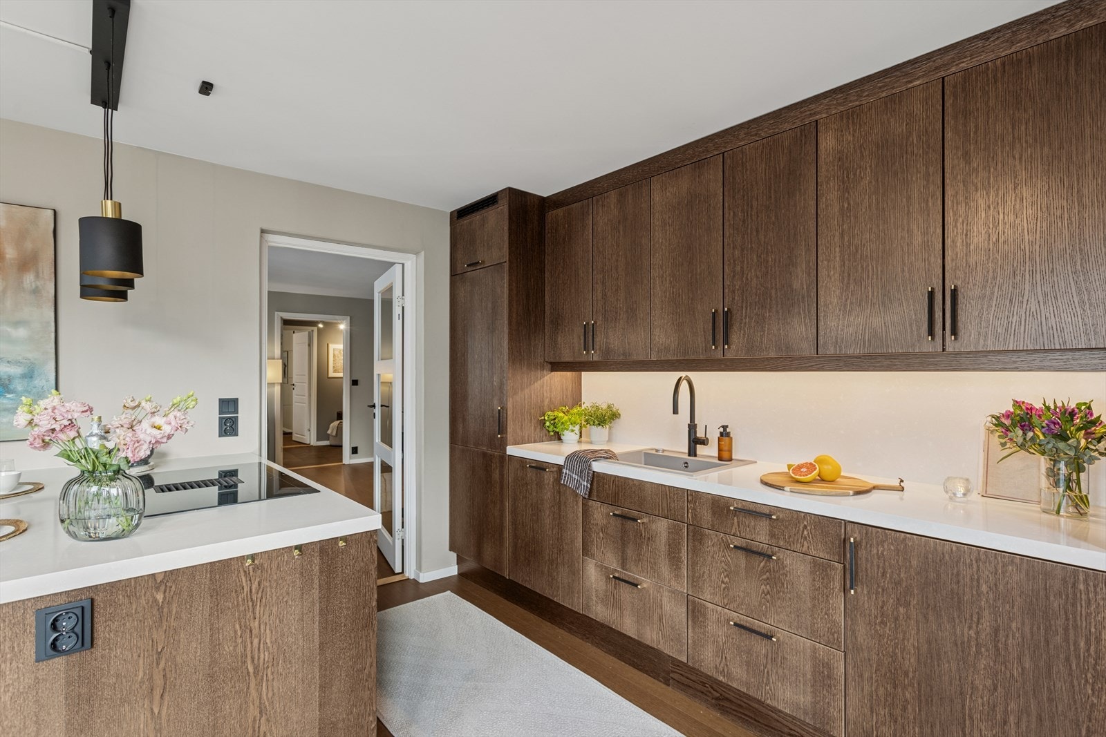 Det er etablert en stor og god kjøkkenøy med koketopp og spiseplass - perfekt for å nyte frokosten! Galleribilde