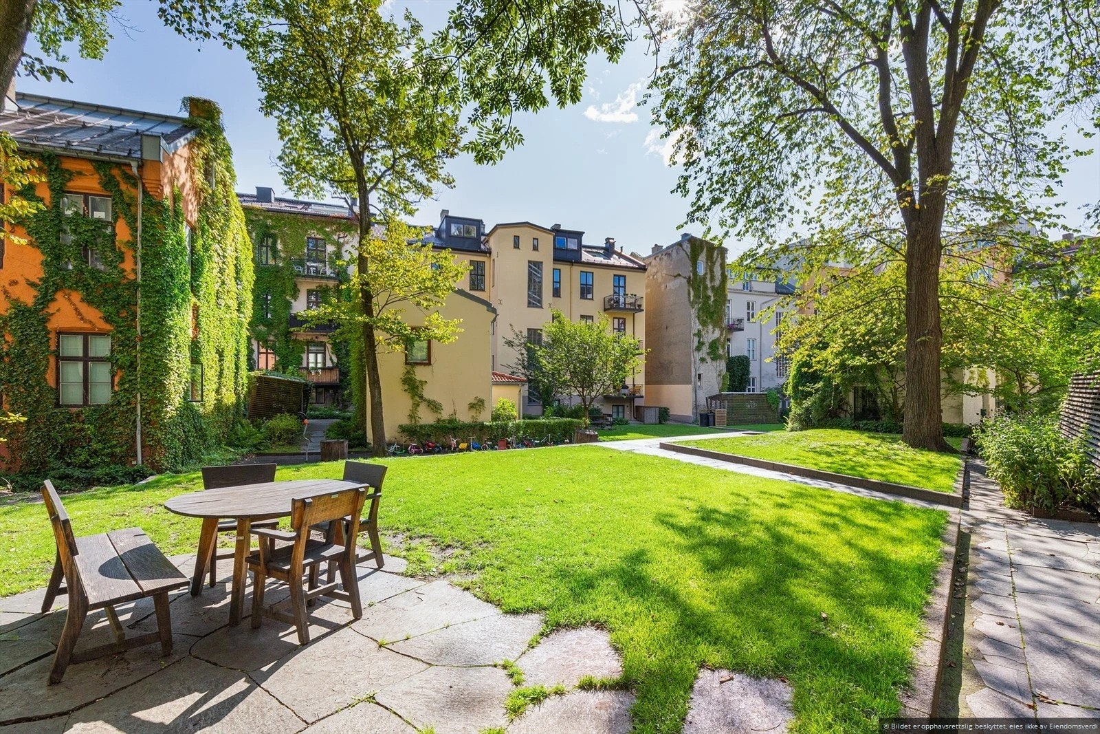 Hyggelig bakgård. Galleribilde