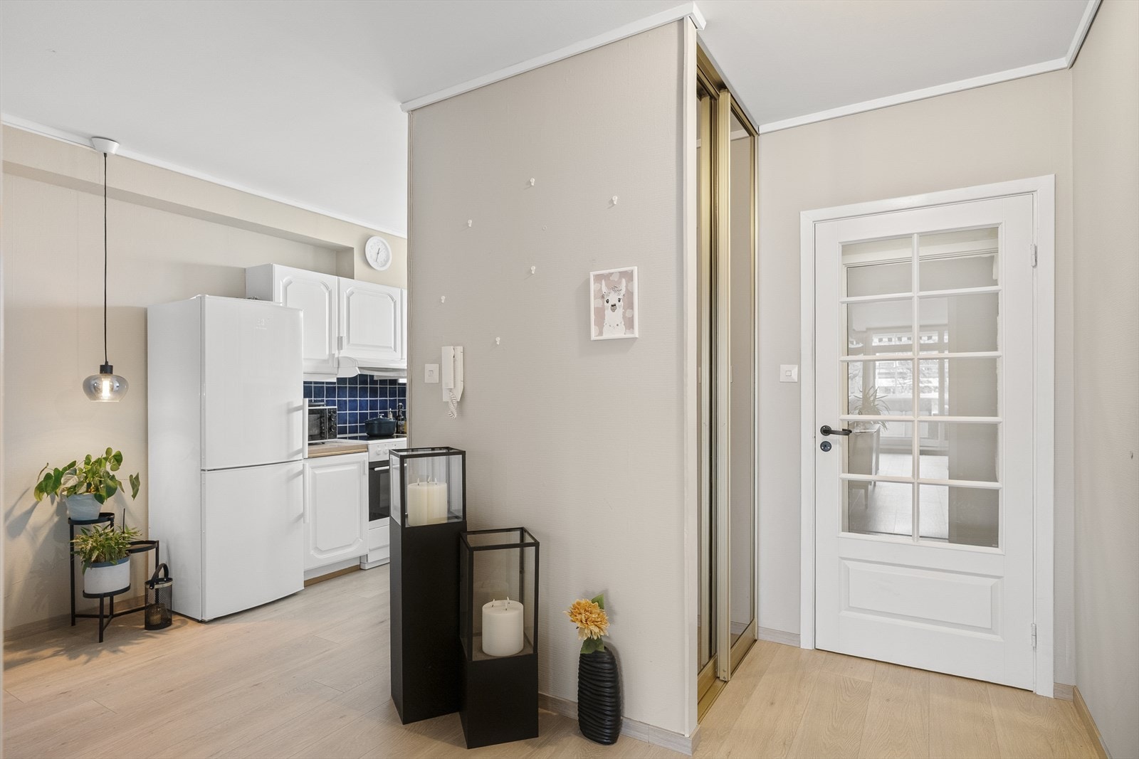 Leiligheten tar deg hjertelig imot med en lys entré med plass til å henge fra seg yttertøy og sette fra seg sko. Videre inn i boligen finner man en praktisk garderobeløsning med speil som gir godt med plass for oppbevaring. Galleribilde