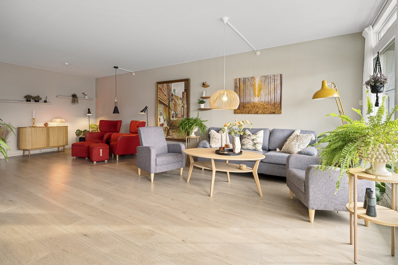 Luftig atmosfære som bidrar til å gi en følelse av romslighet. Galleribilde