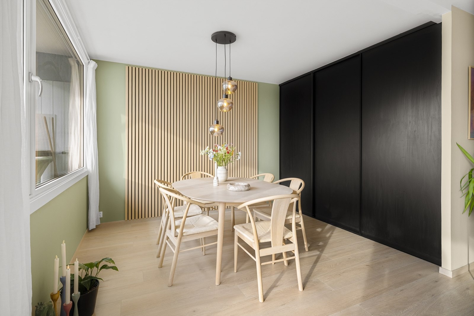 Stuen er romslig og innbydende med god plass til både sofagruppe, spisebord og øvrig møblement. Galleribilde