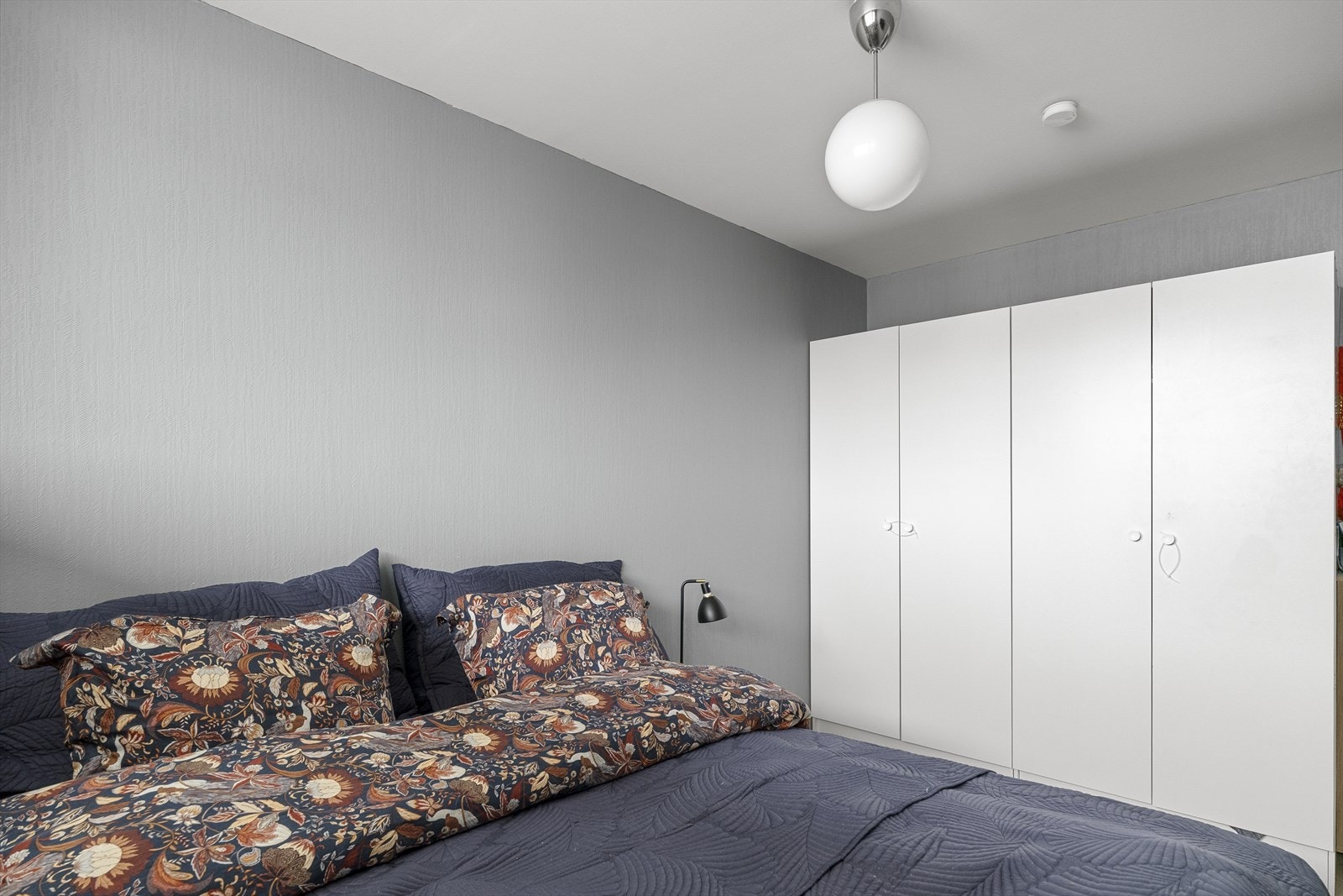 Boligen har i dag ett godt soverom med gode garderobeløsninger. Galleribilde