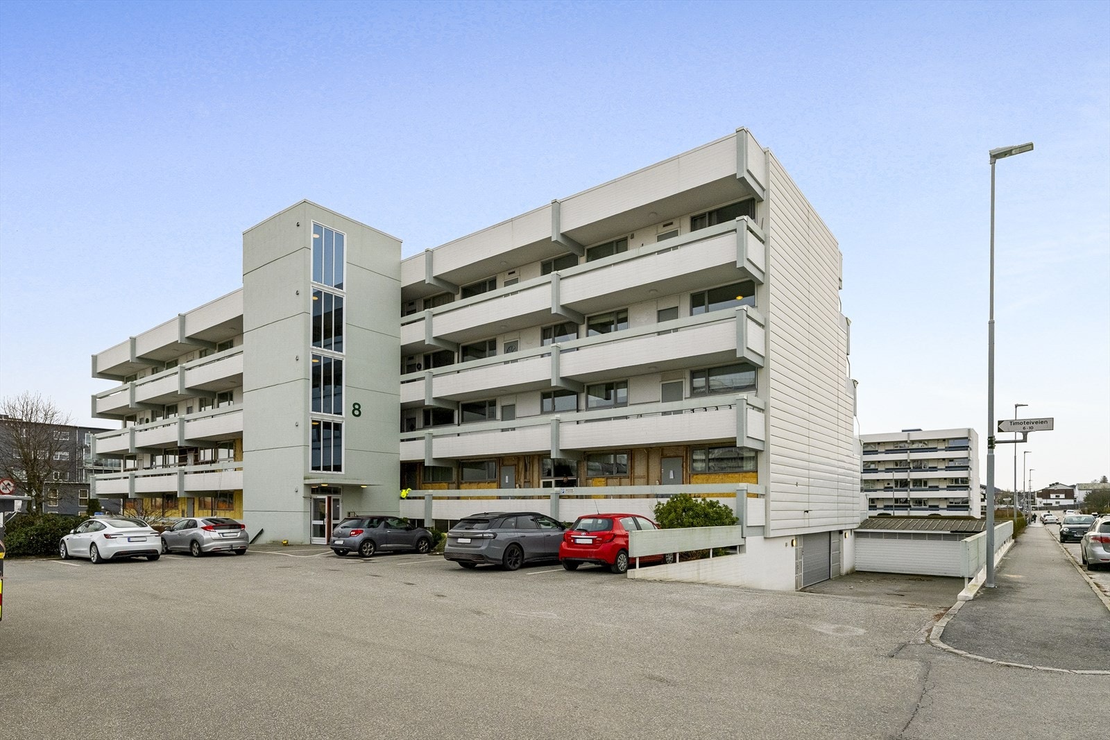 Utendørsparkering, men ikke full dekning, friparkering på åpne plasser som ikke er nummerert. Det er mulighet for leie av garasjeplass fra styret om det er ledige plasser. Styret fører lister på dette. Galleribilde