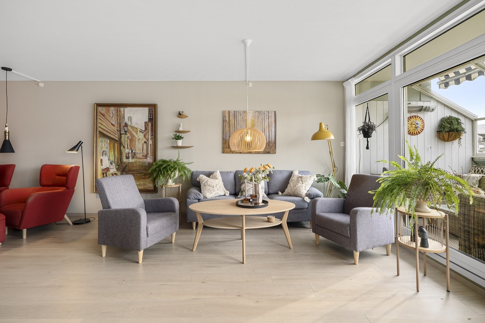 Stuen har også høyreiste vindusflater som gir rikelig med naturlig lys til rommet. Galleribilde